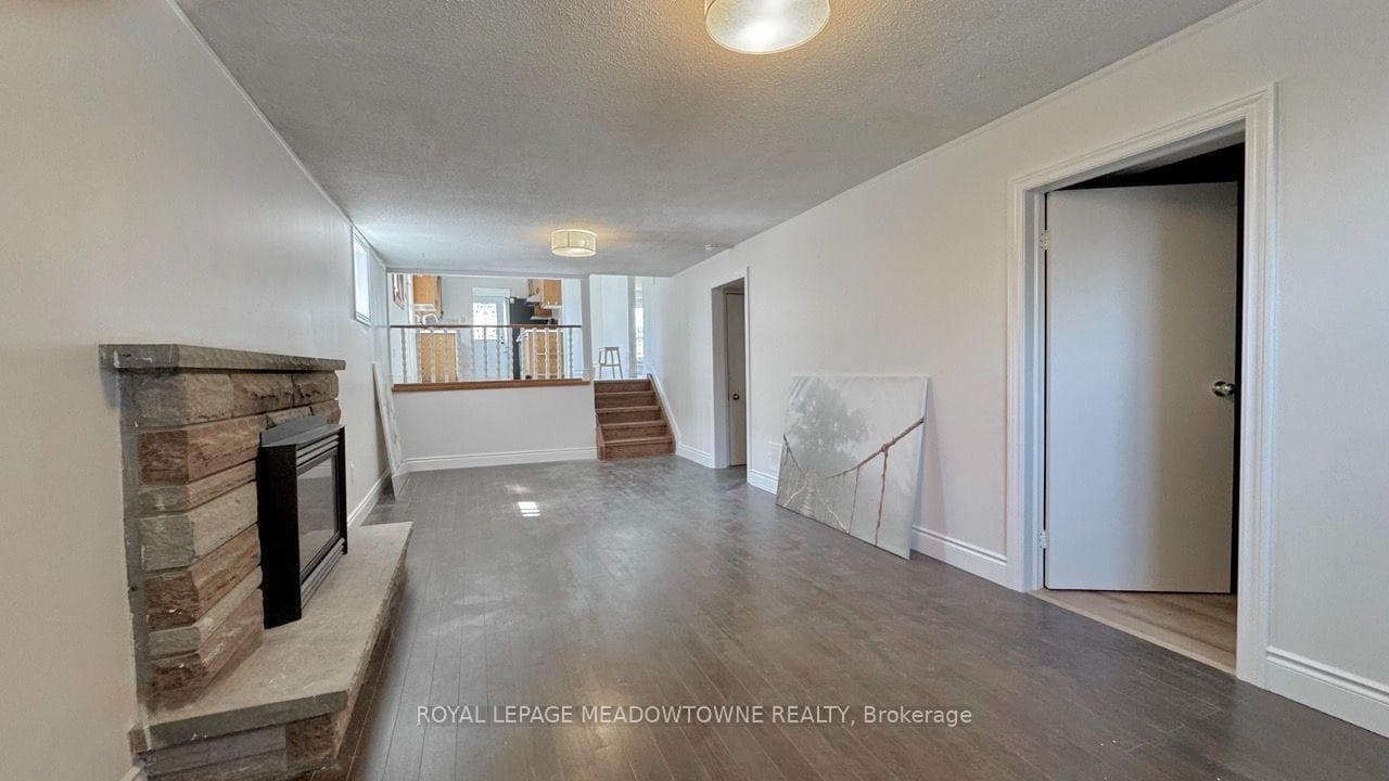 739 Consort Crescent photo 3