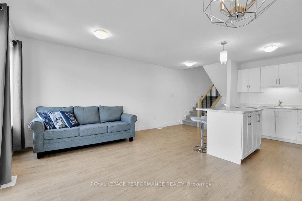 30 WHITCOMB Crescent photo 8