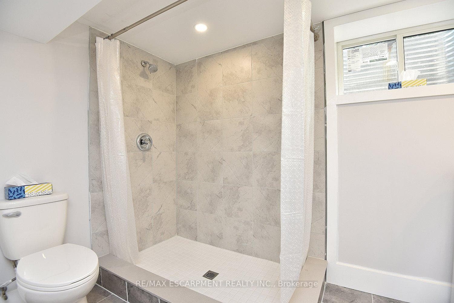 1091 Upper Wellington Street photo 29