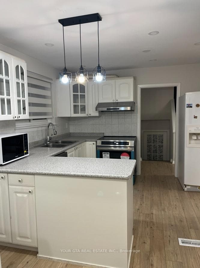 1867 Sandgate Crescent Unit Upper photo 7