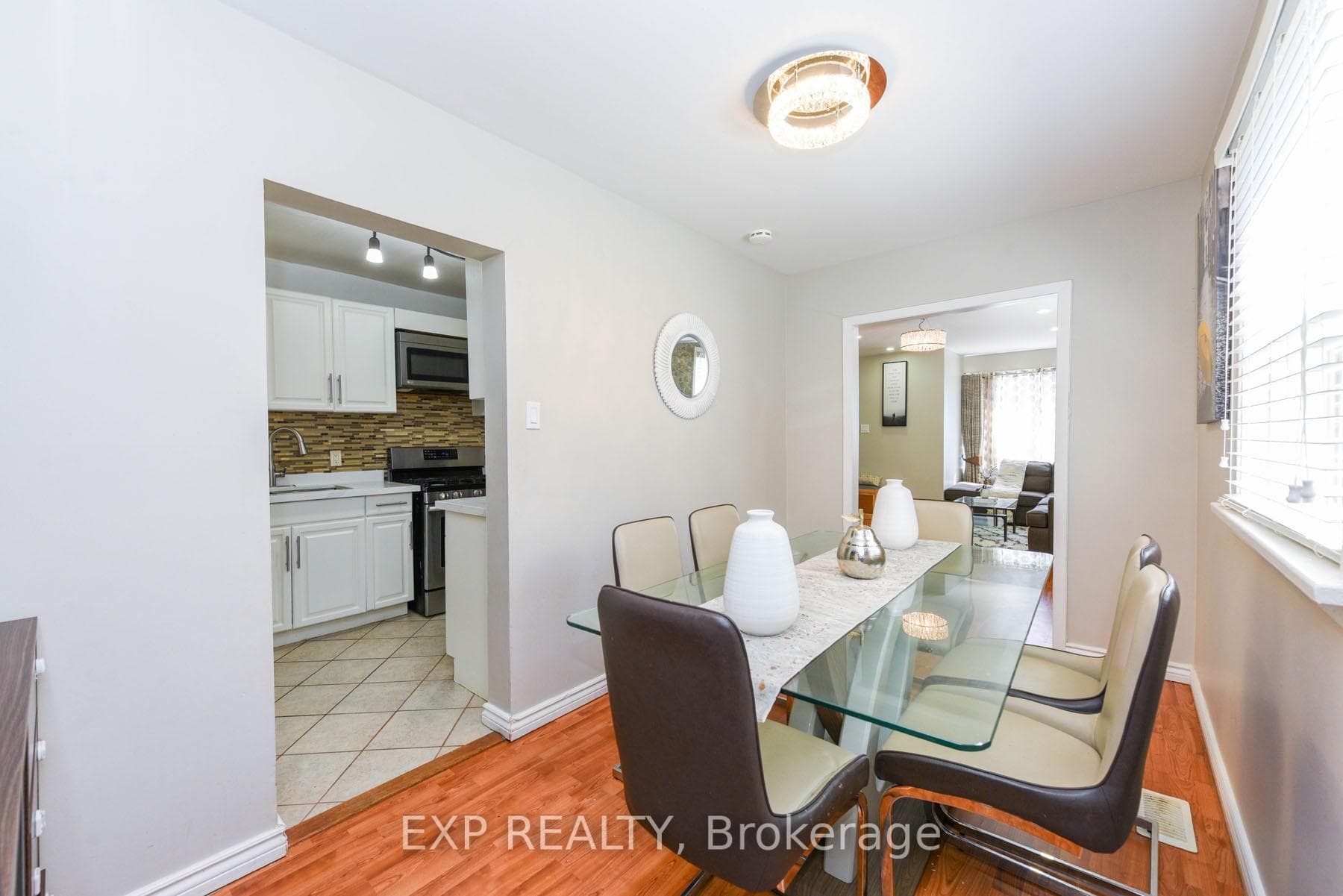 Cozy Dining Room W/ Access To Kitchen & Living