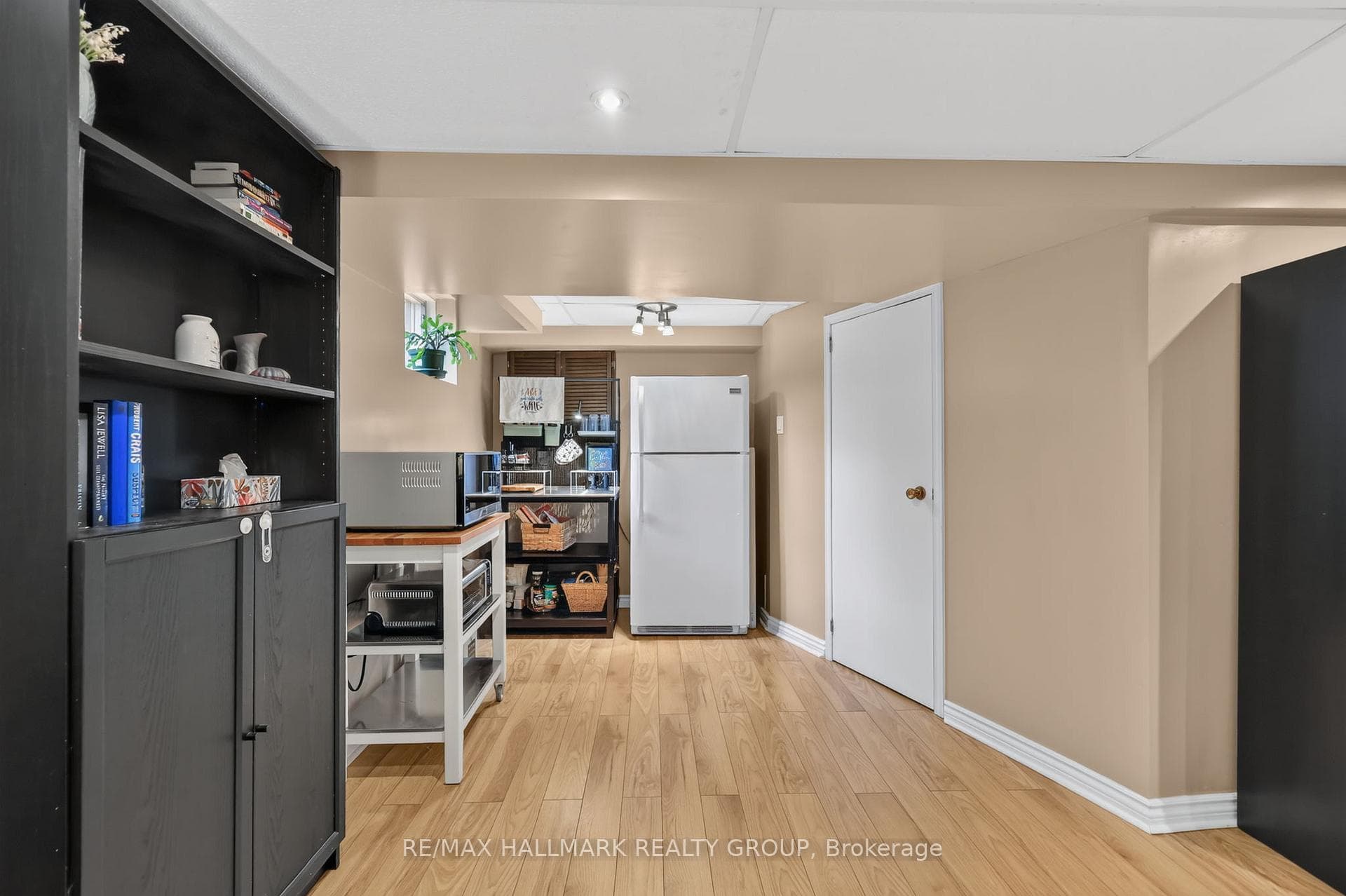 1084 St Germain Crescent photo 34