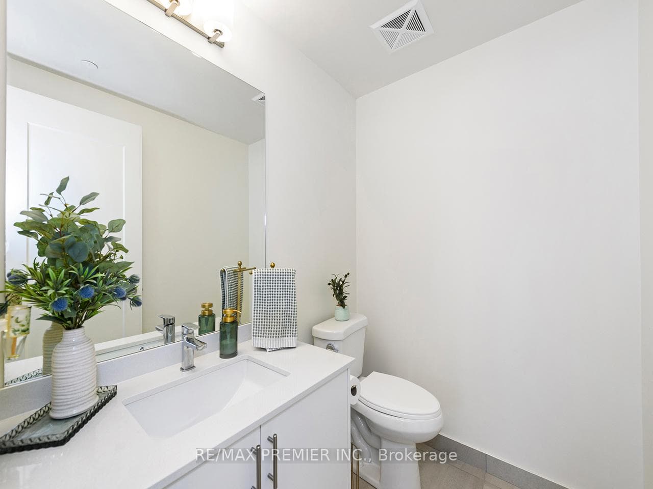 8960 Jane Street Unit 412 photo 29