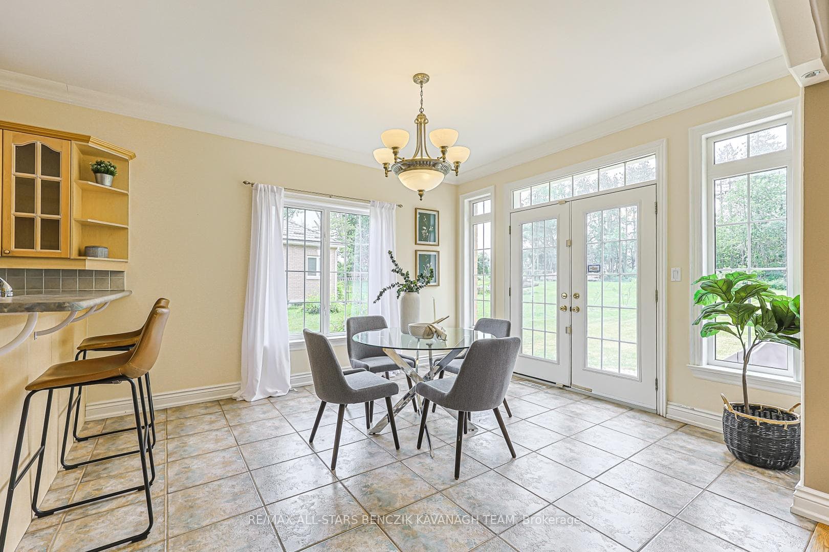 5633 Lakeshore Road photo 9