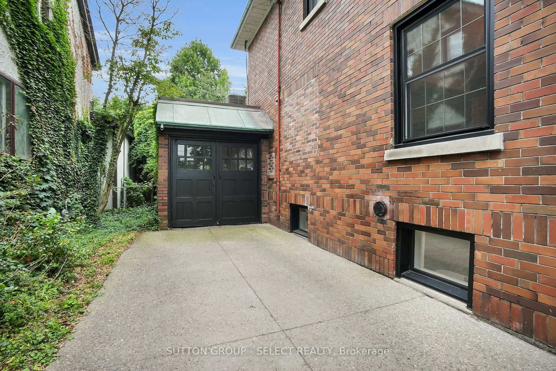 383 Huron Street photo 5