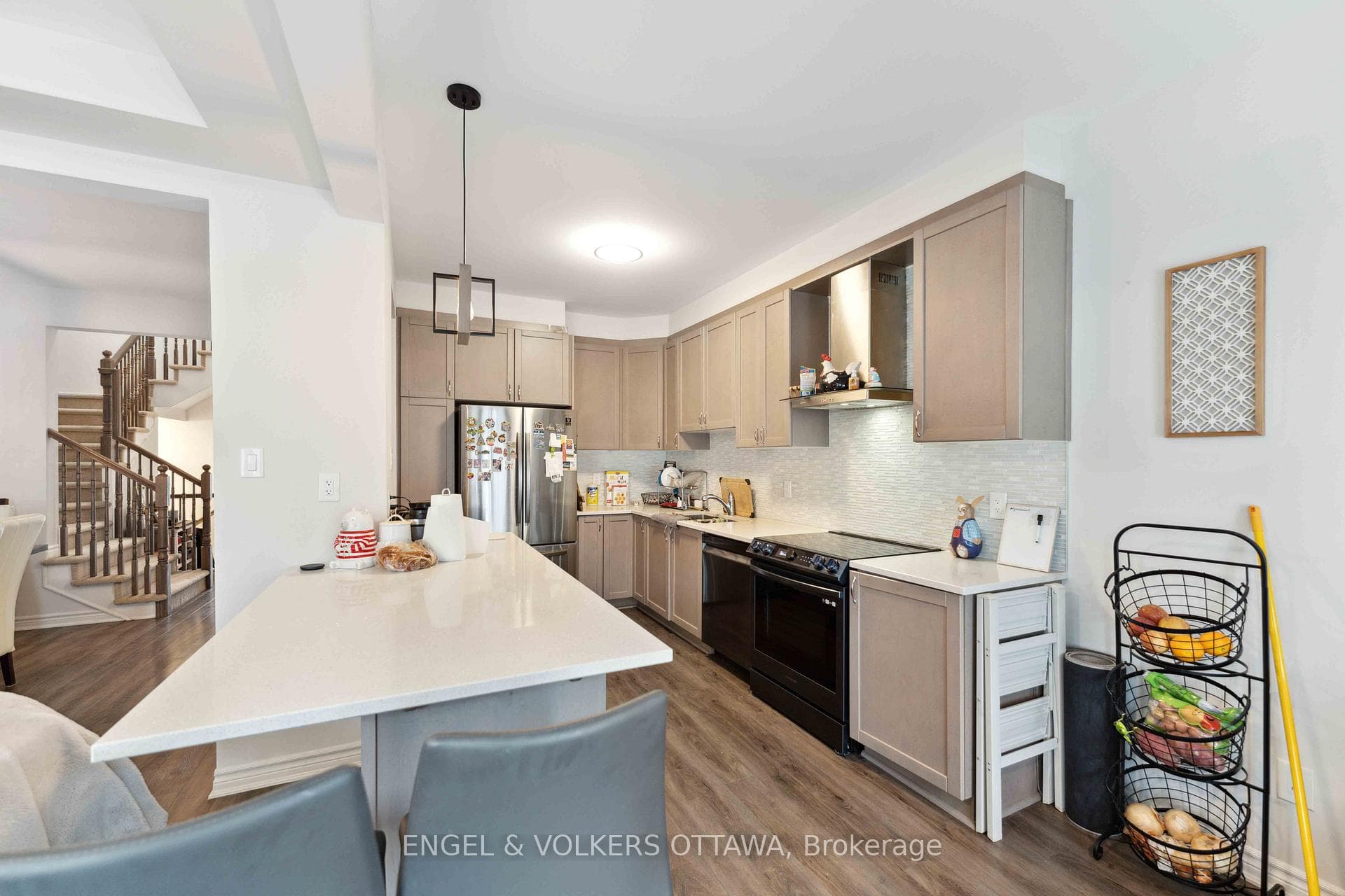 2283 Watercolours Way photo 18