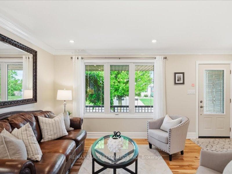 53 Edgewell Crescent photo 8