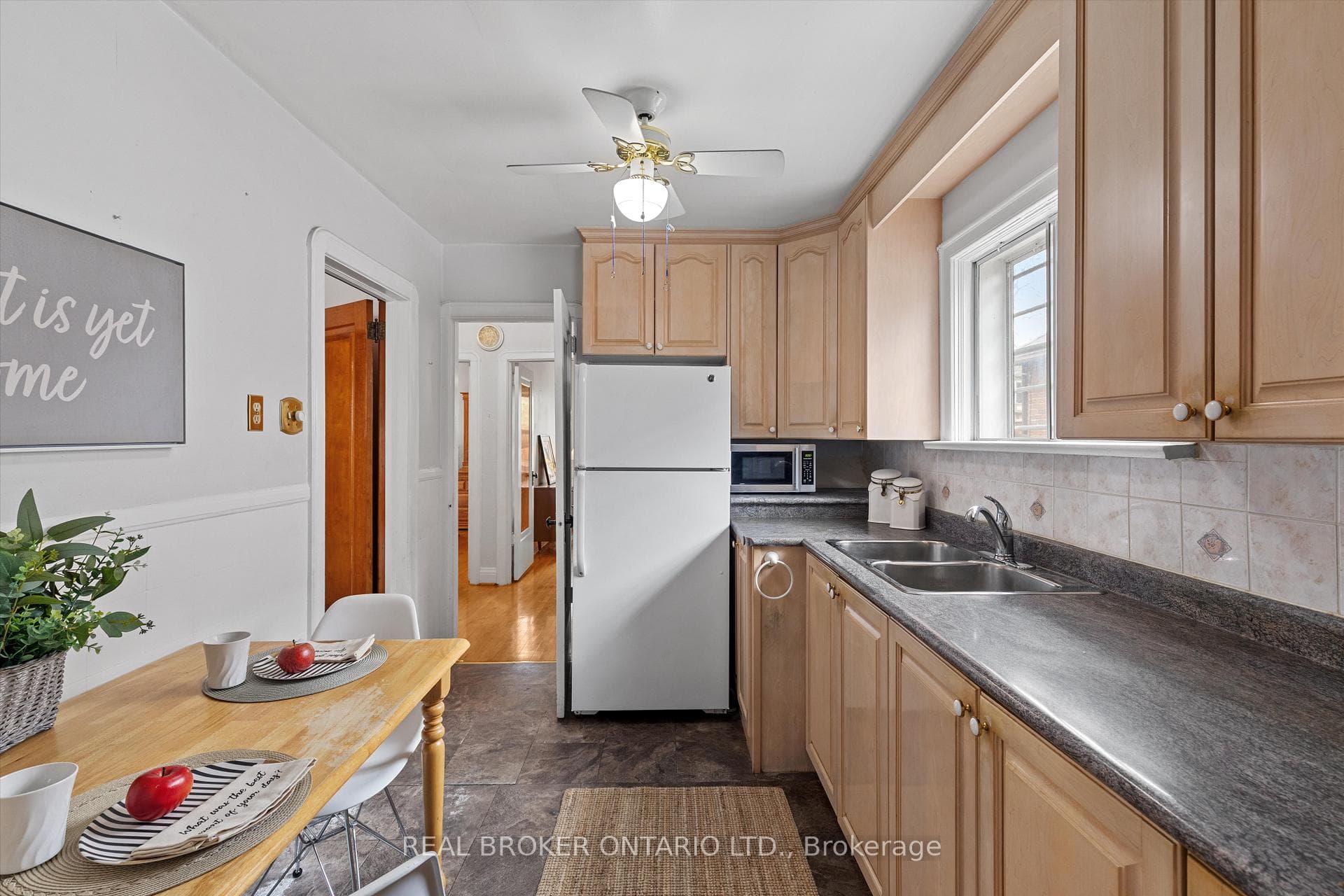 882 Coxwell Avenue photo 18