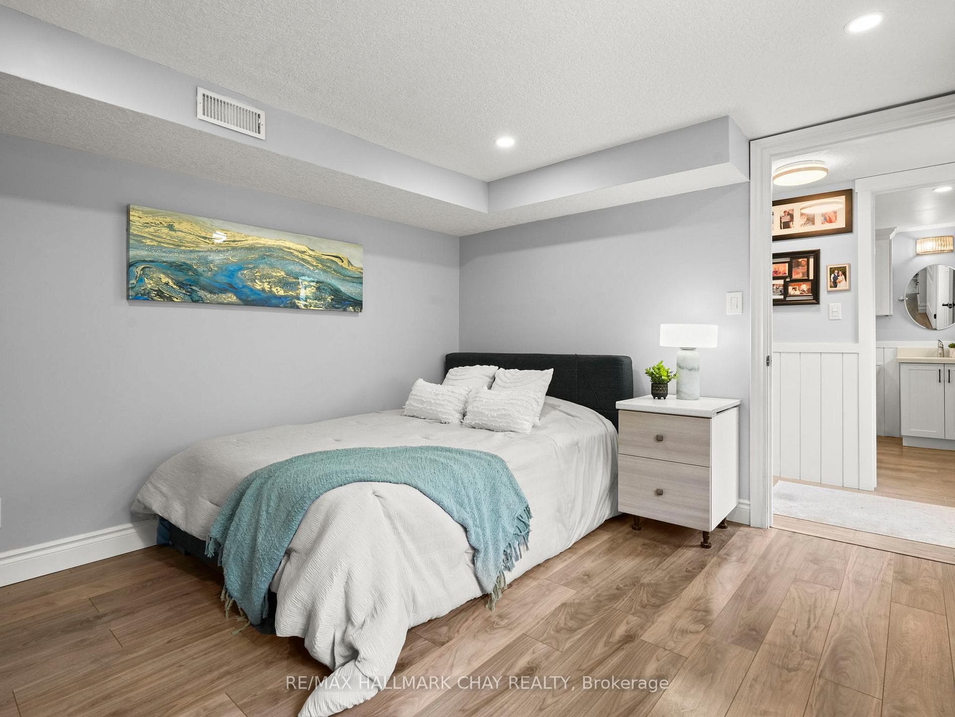 636 Victoria Street photo 29