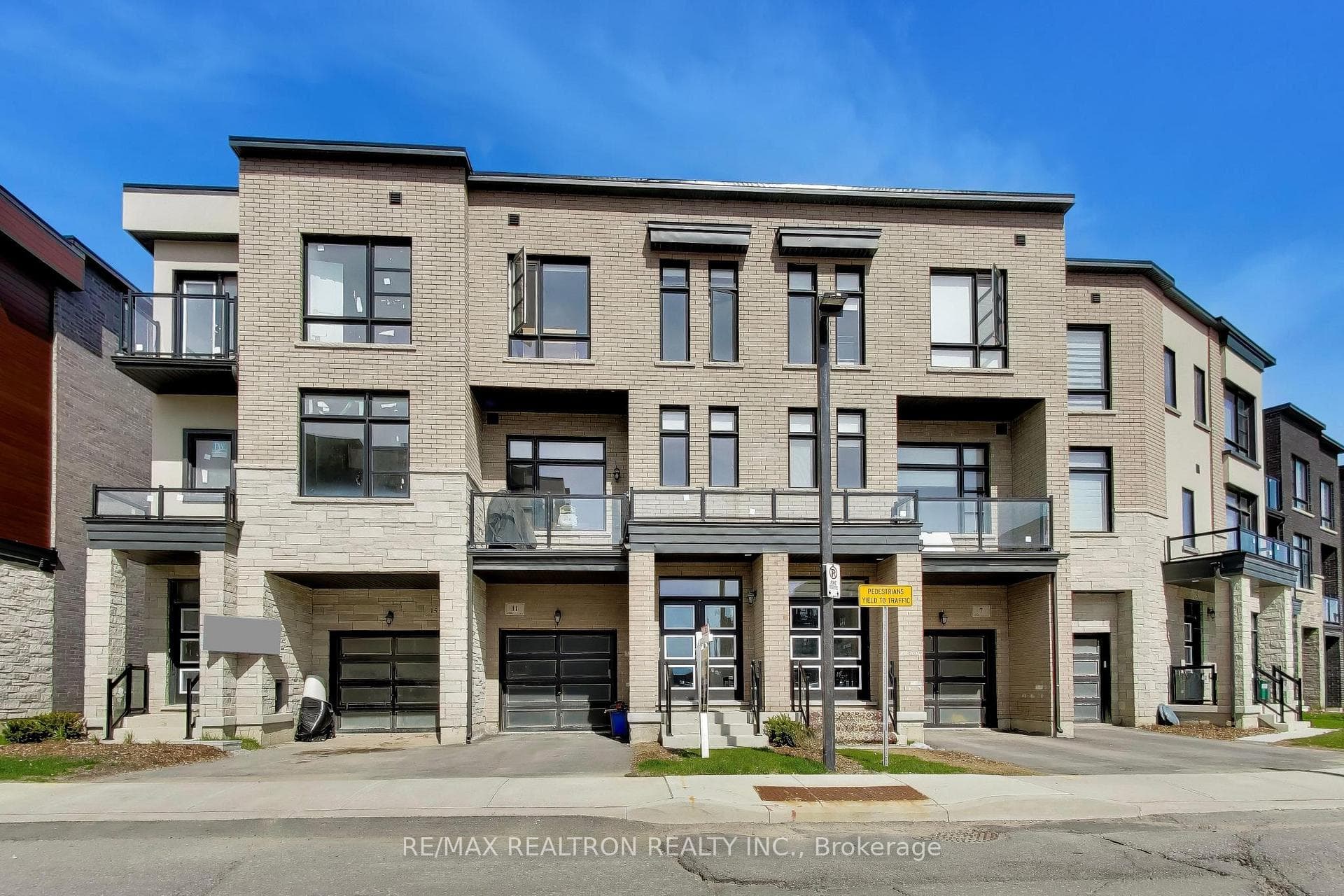11 Inverary Crescent photo 1