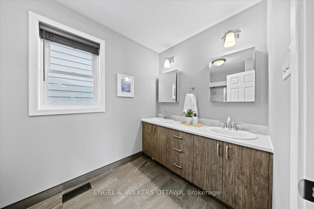 1005 Gold Crescent photo 18
