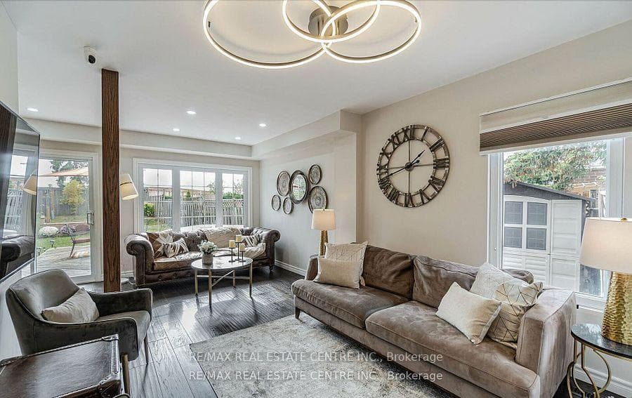 2046 Glenada Crescent photo 13