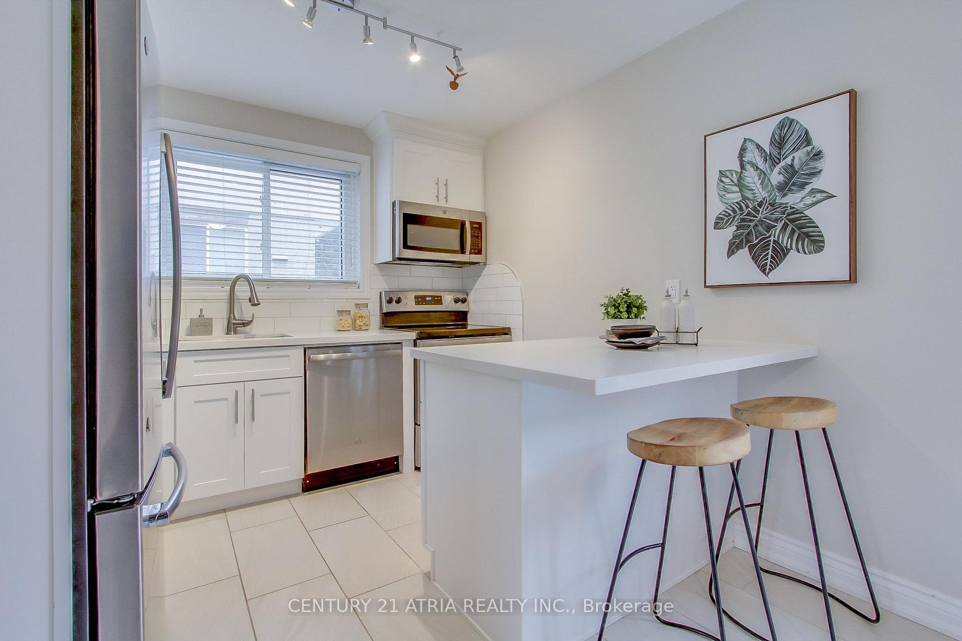 672 Elgin Street photo 7