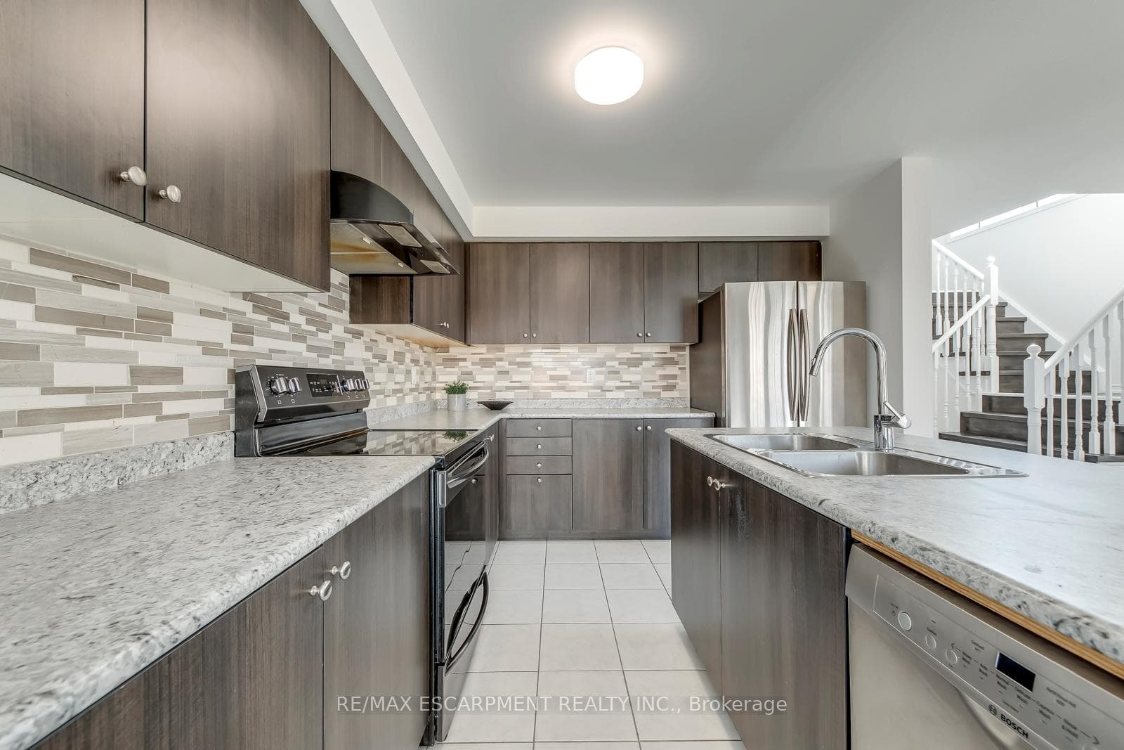 96 Arnold Marshall Boulevard photo 17