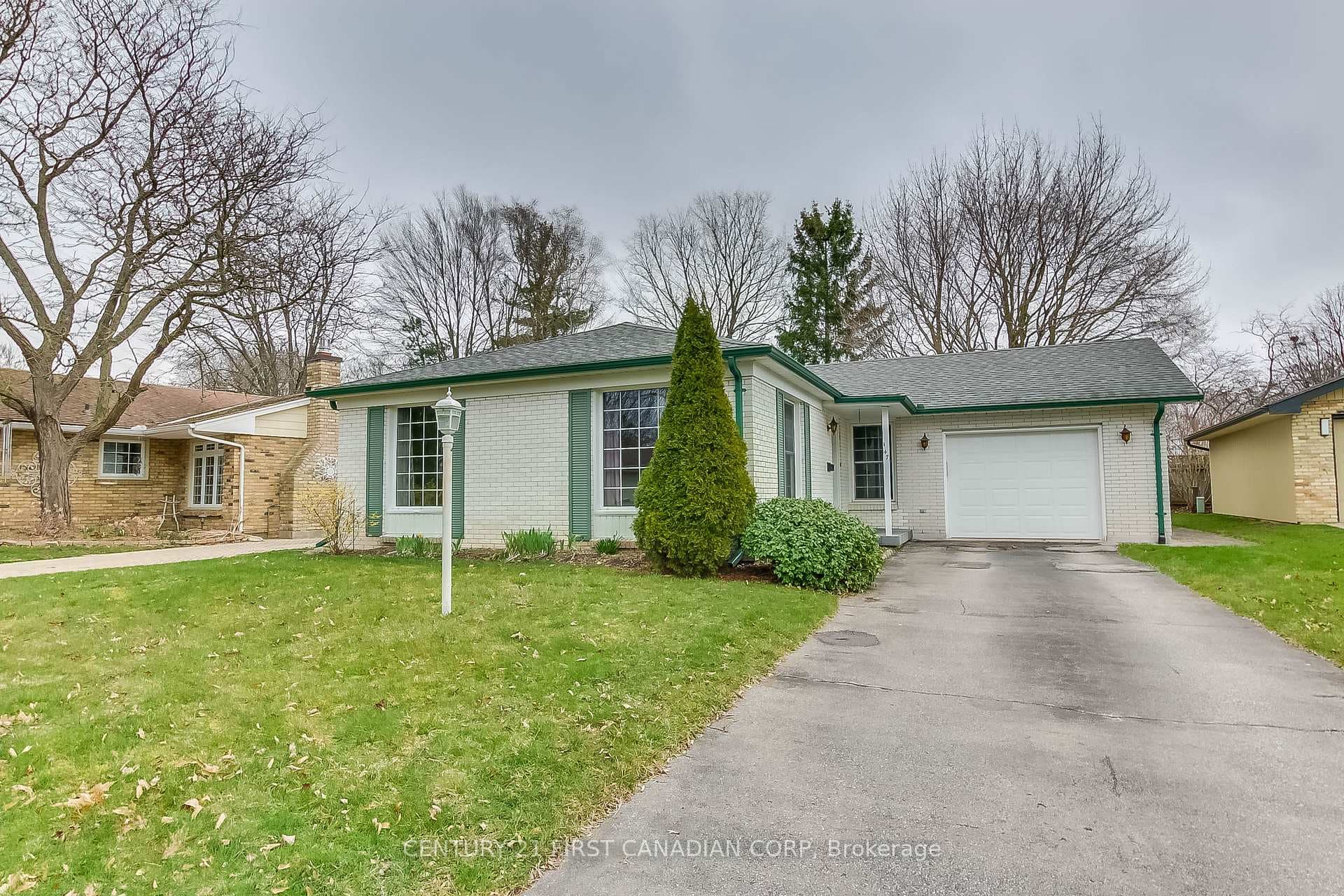 147 Maxwell Crescent photo 1