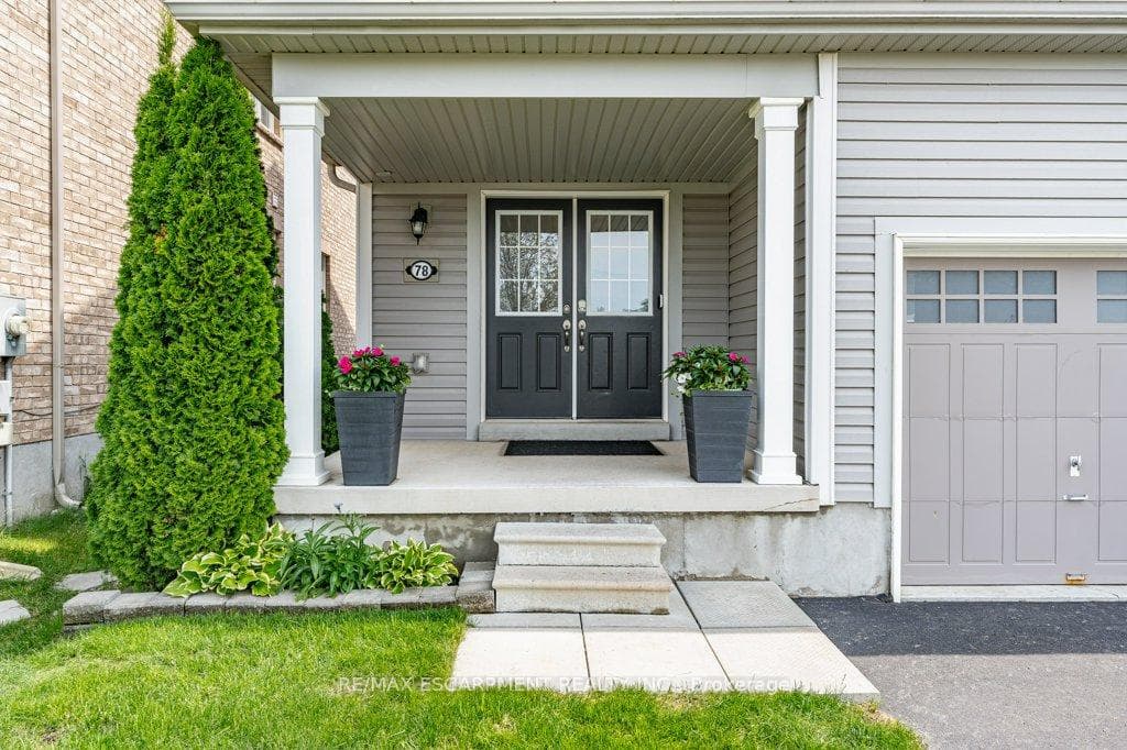 Covered front porch!