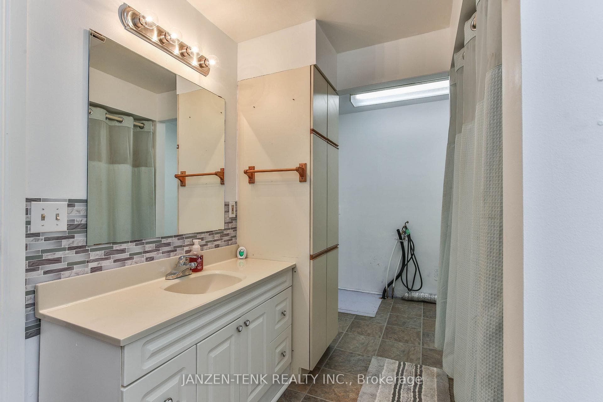 4073 Catherine Street photo 21