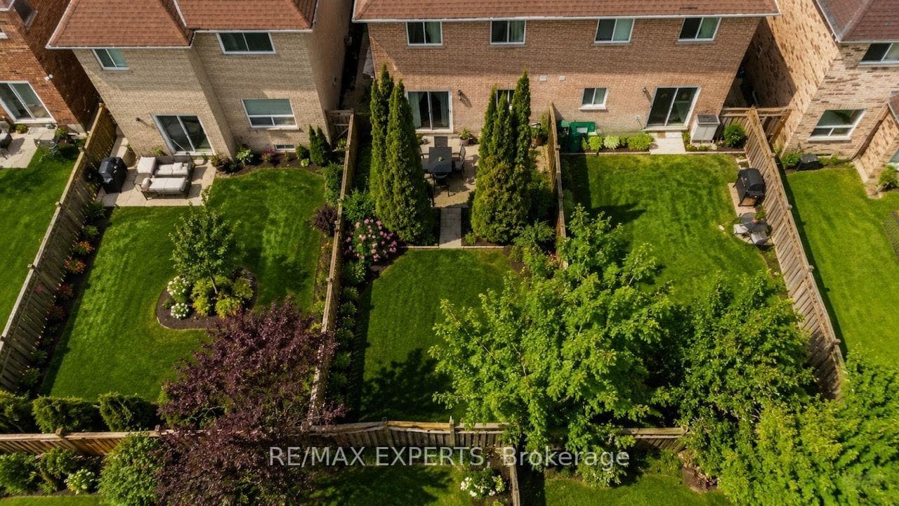 62 Colonial Crescent photo 1