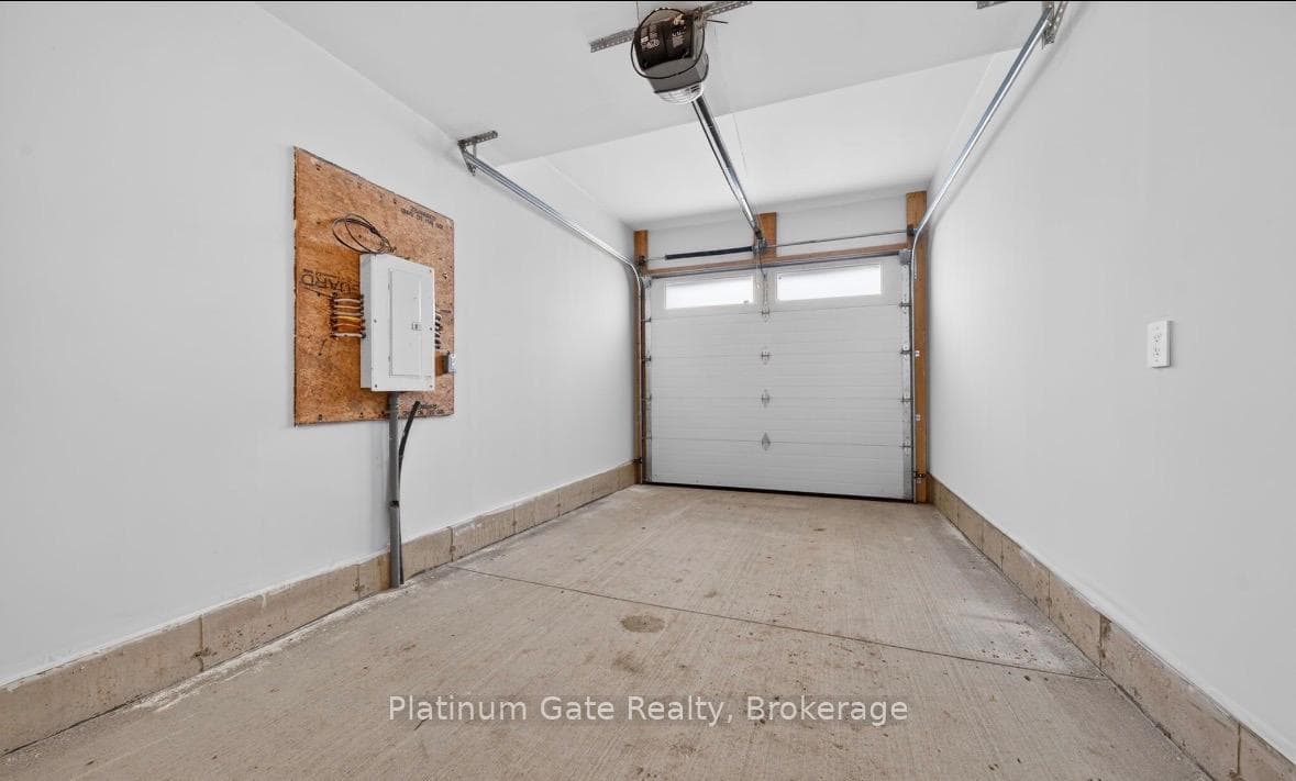 1595 CAPRI Crescent Unit 34 photo 10