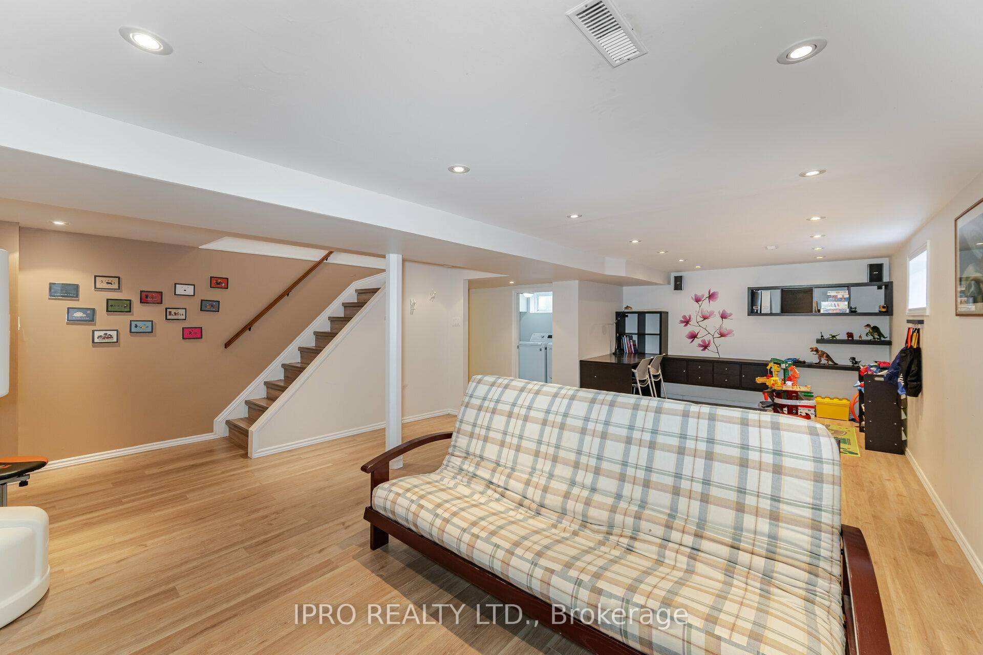 10 Eden Place photo 24