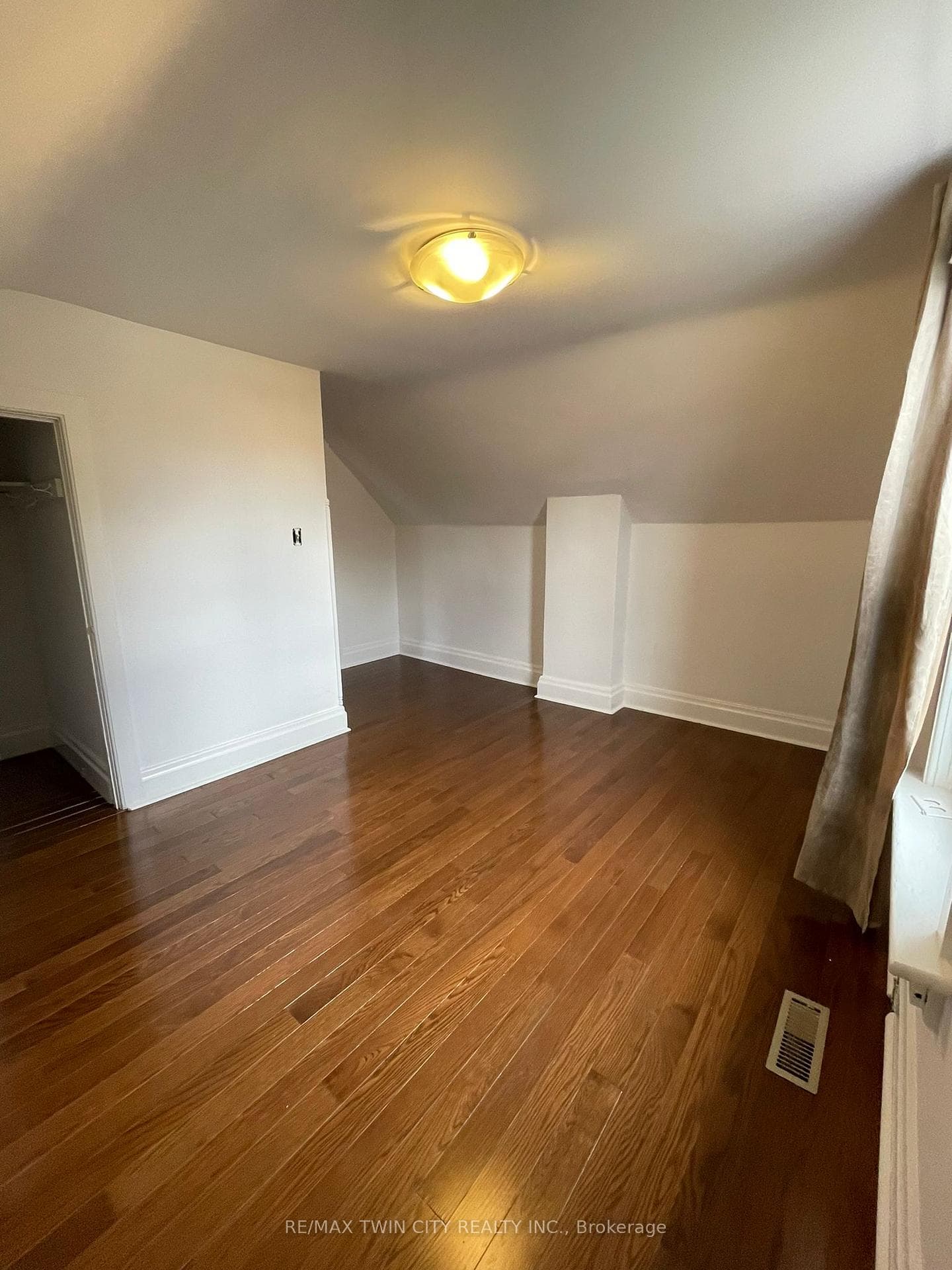 319 SPADINA Road photo 9