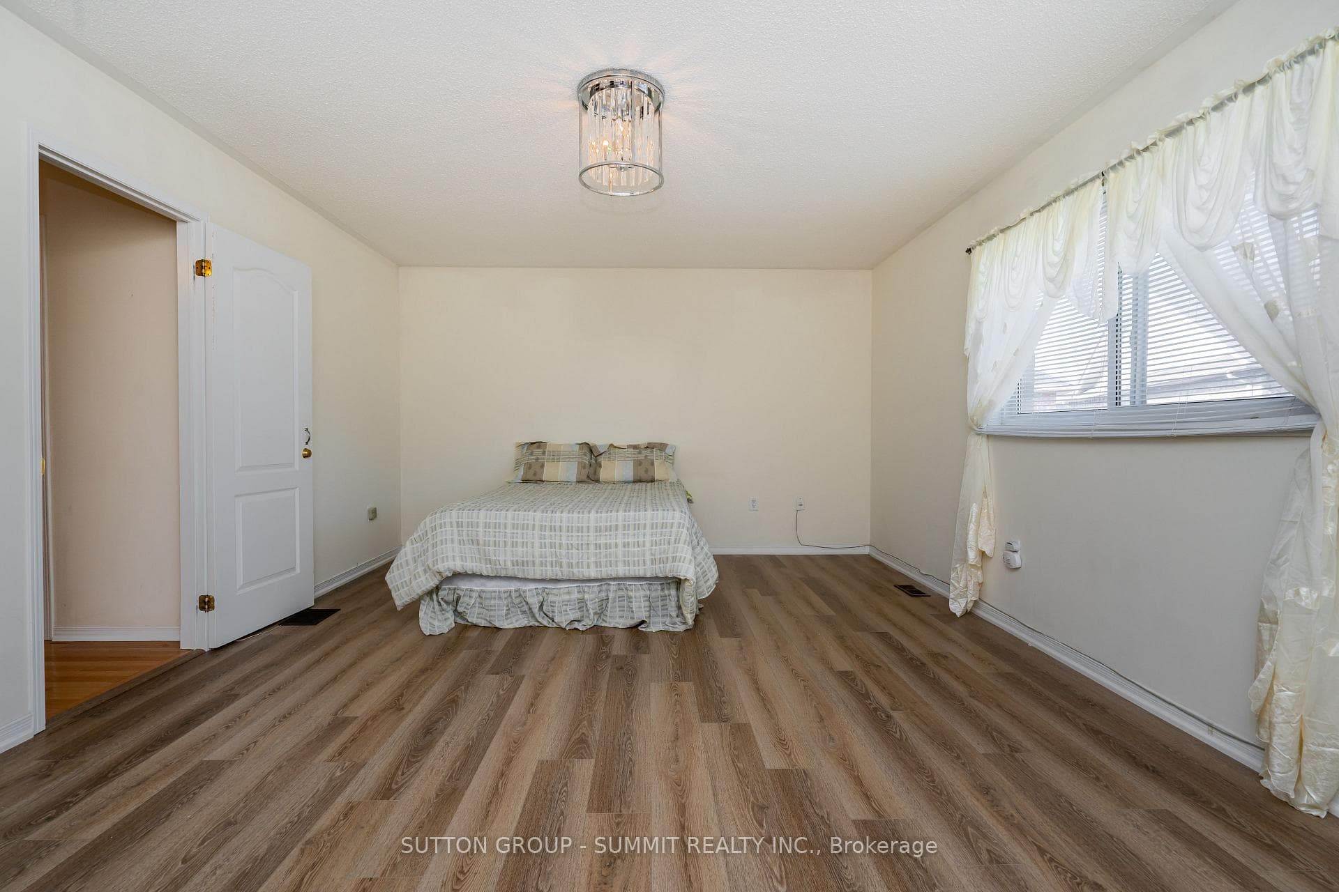 64 KNIGHTSWOOD Crescent photo 20