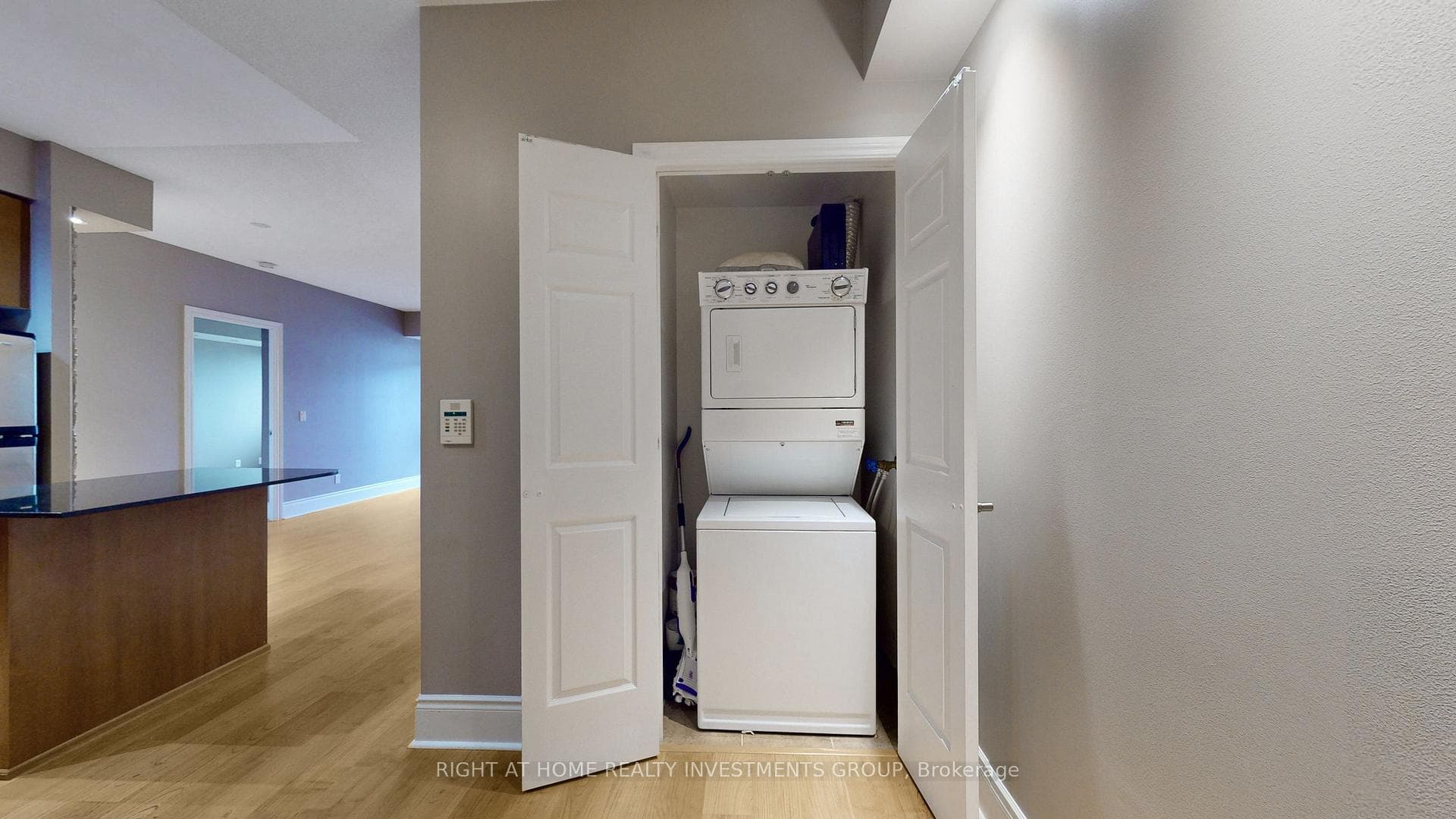 310 Burnhamthorpe Road Unit 1501 photo 18