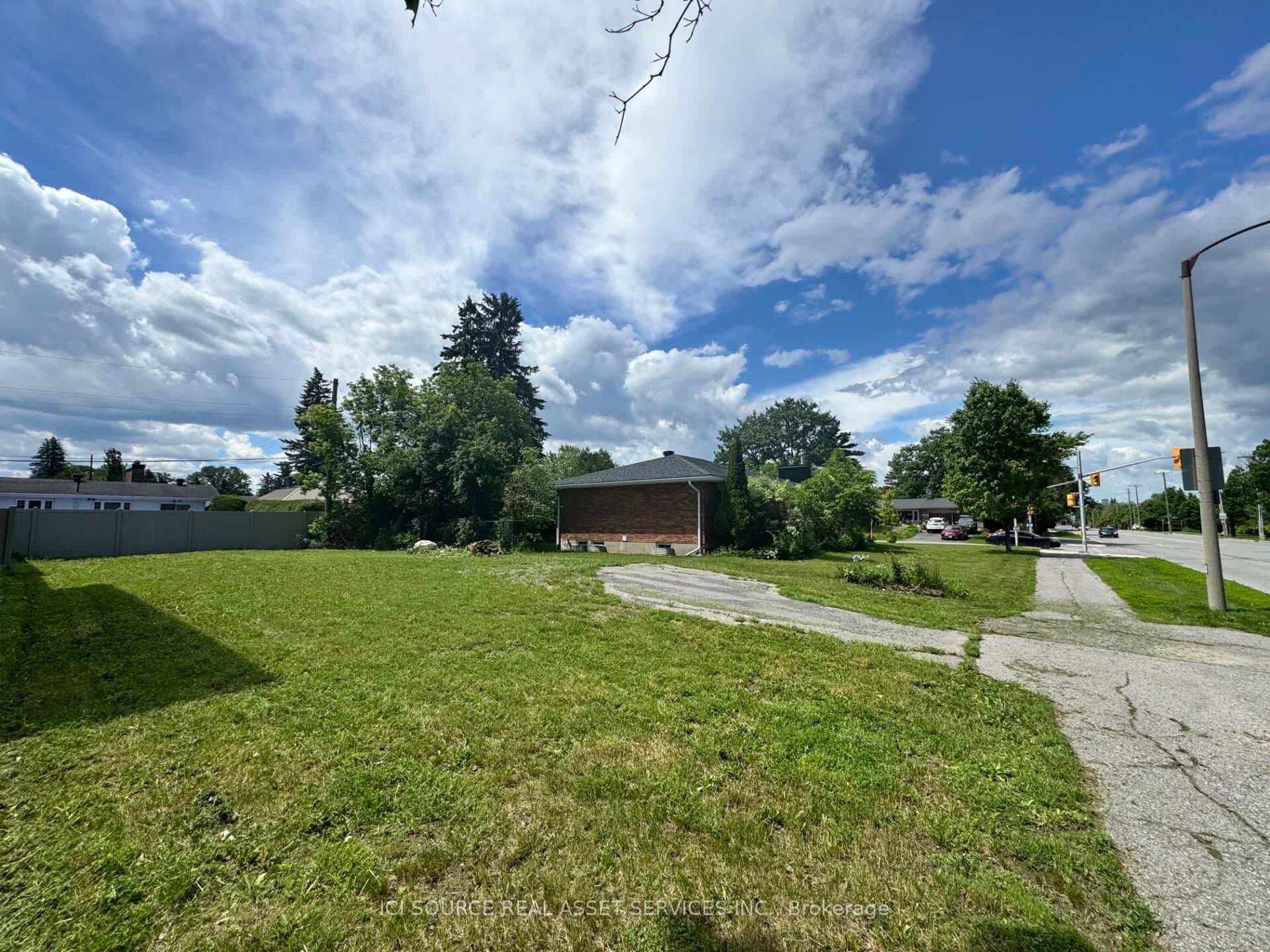 410 Smyth Road photo 1