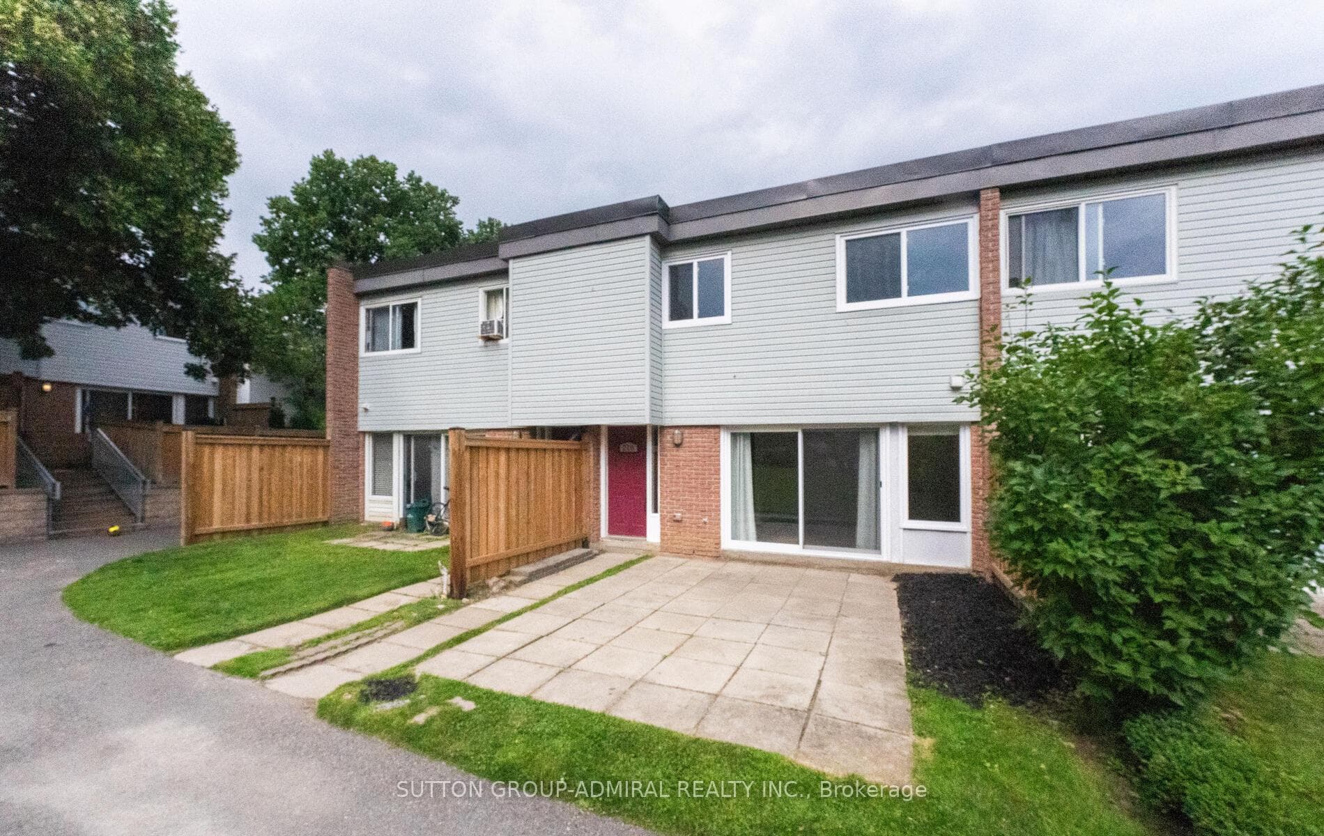 216 Milestone Crescent photo 1