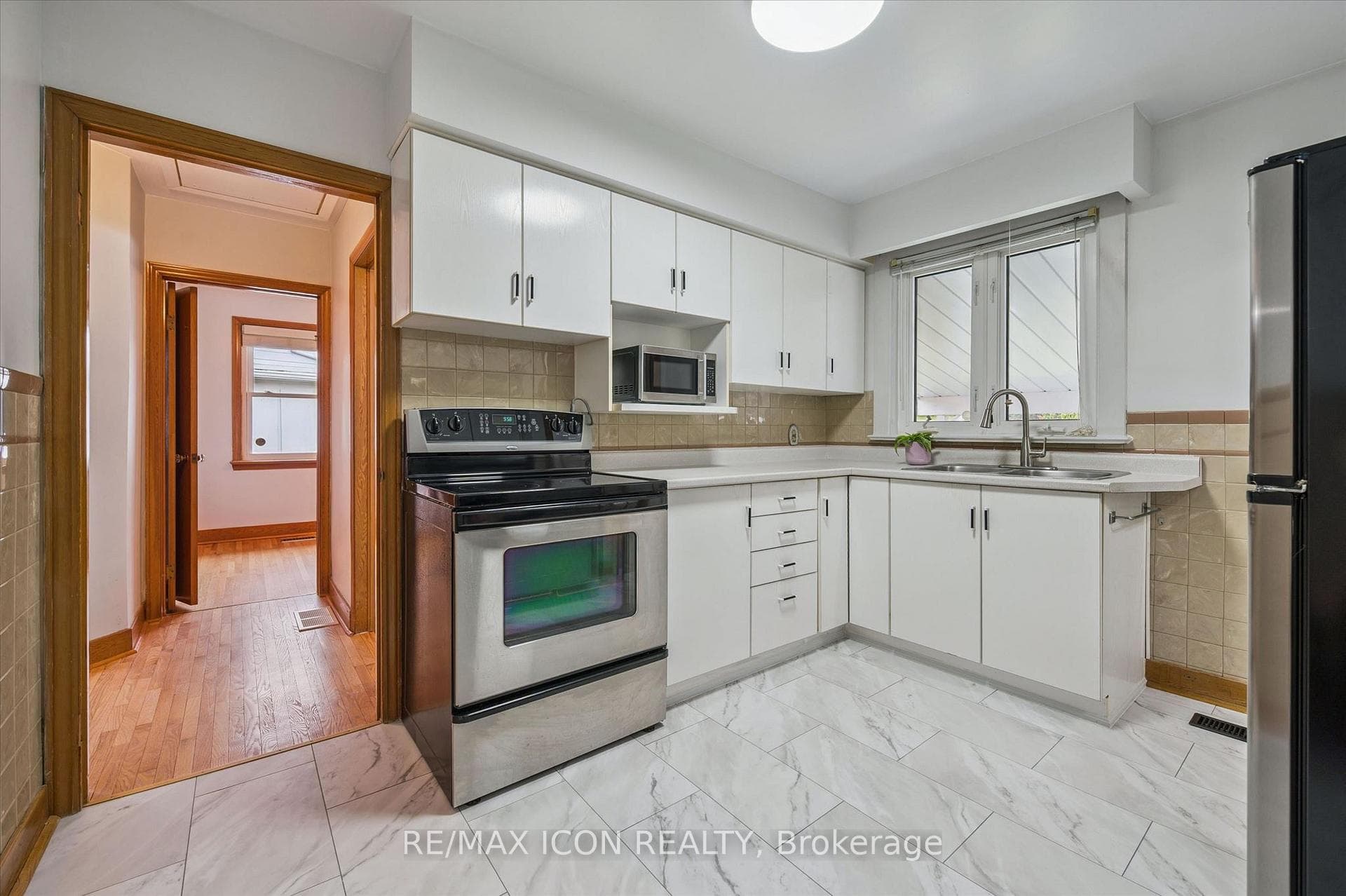 543 Philip Crescent photo 15