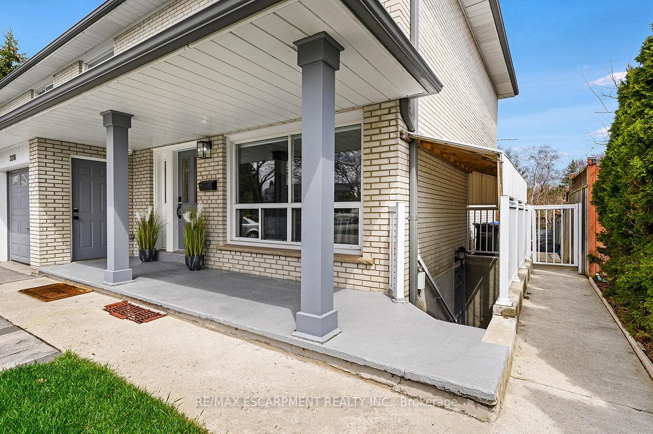3726 Holden Crescent photo 2