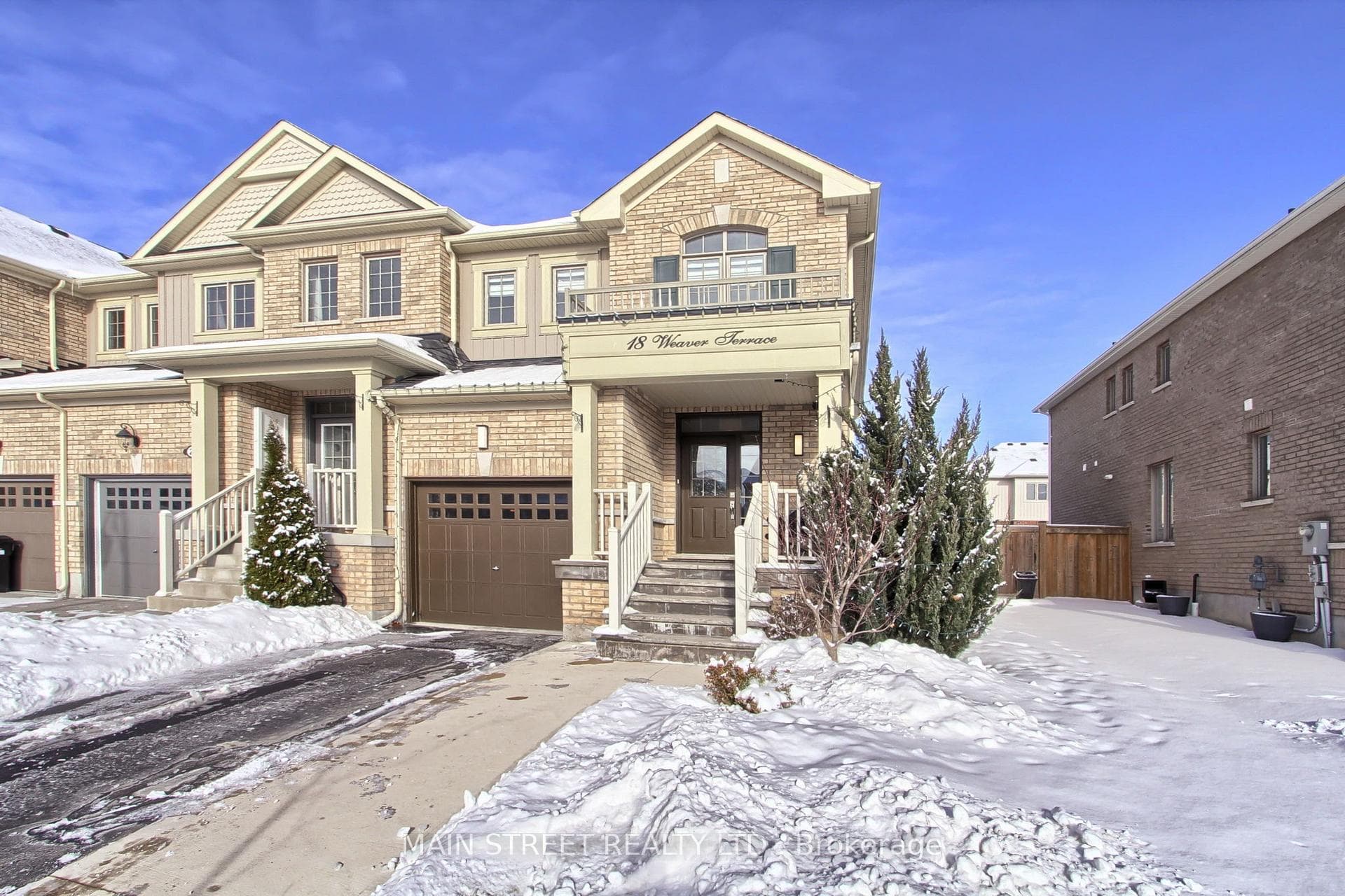 Spacious End-Unit Townhouse feels like a Semi!!