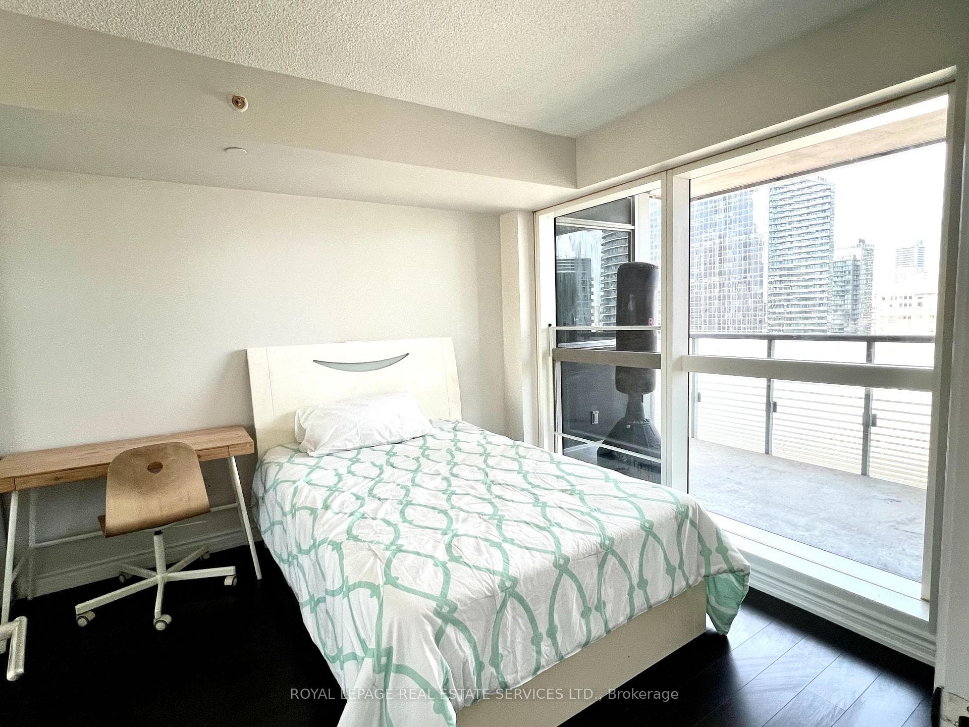 386 Yonge Street Unit 2516 photo 19