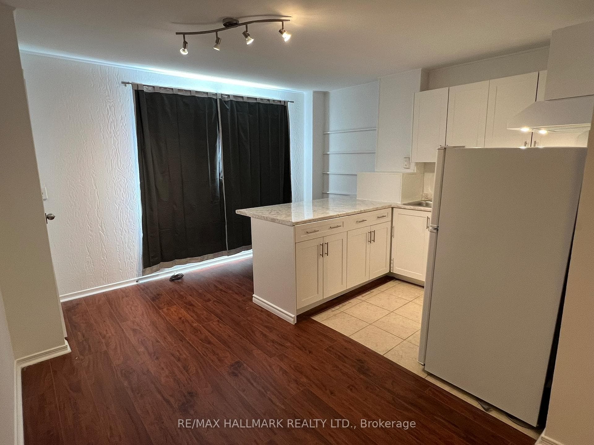 Combined Sitting Area, Kitchen With Bkfst Bar