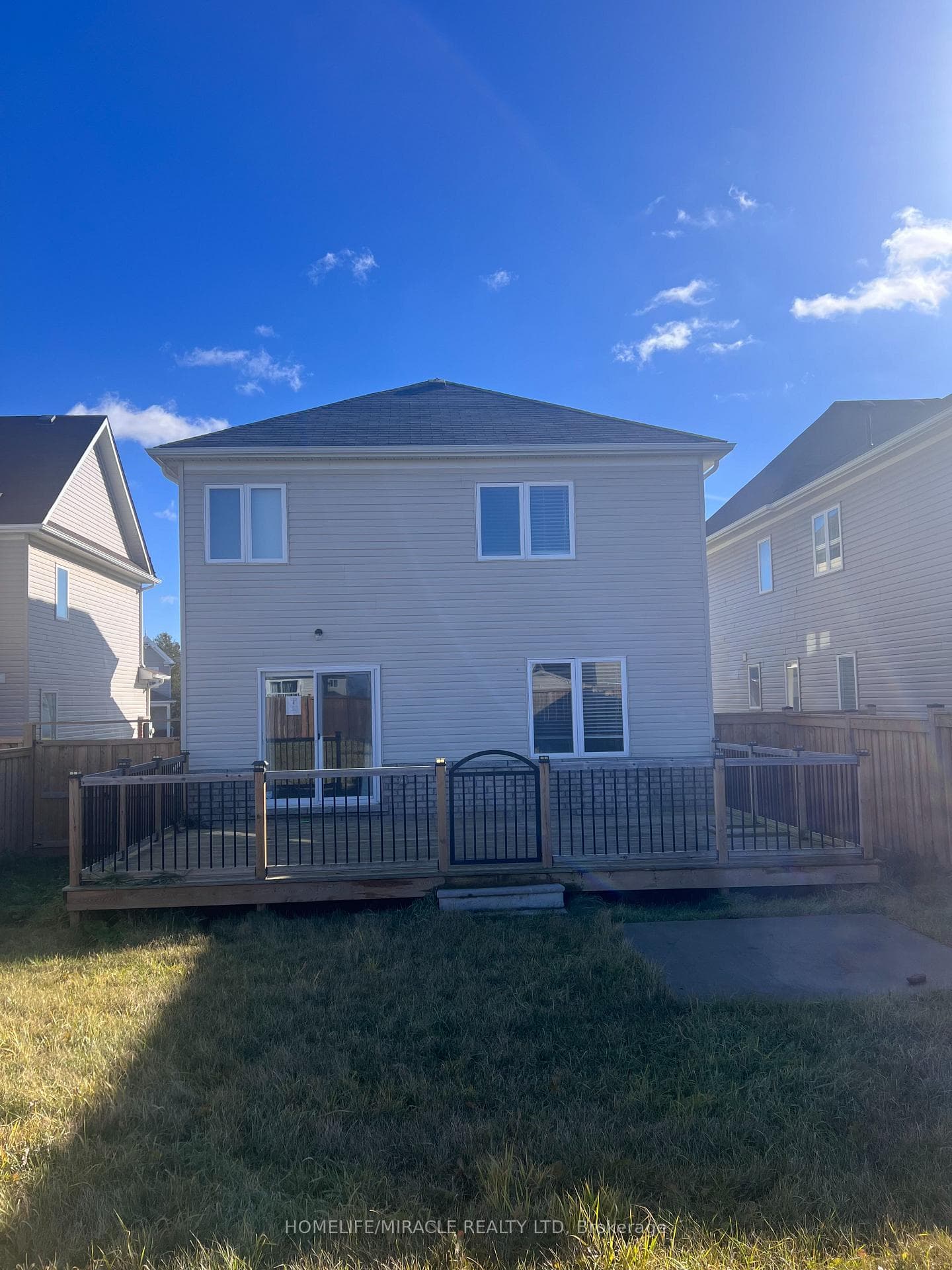 90 Todd Crescent photo 3