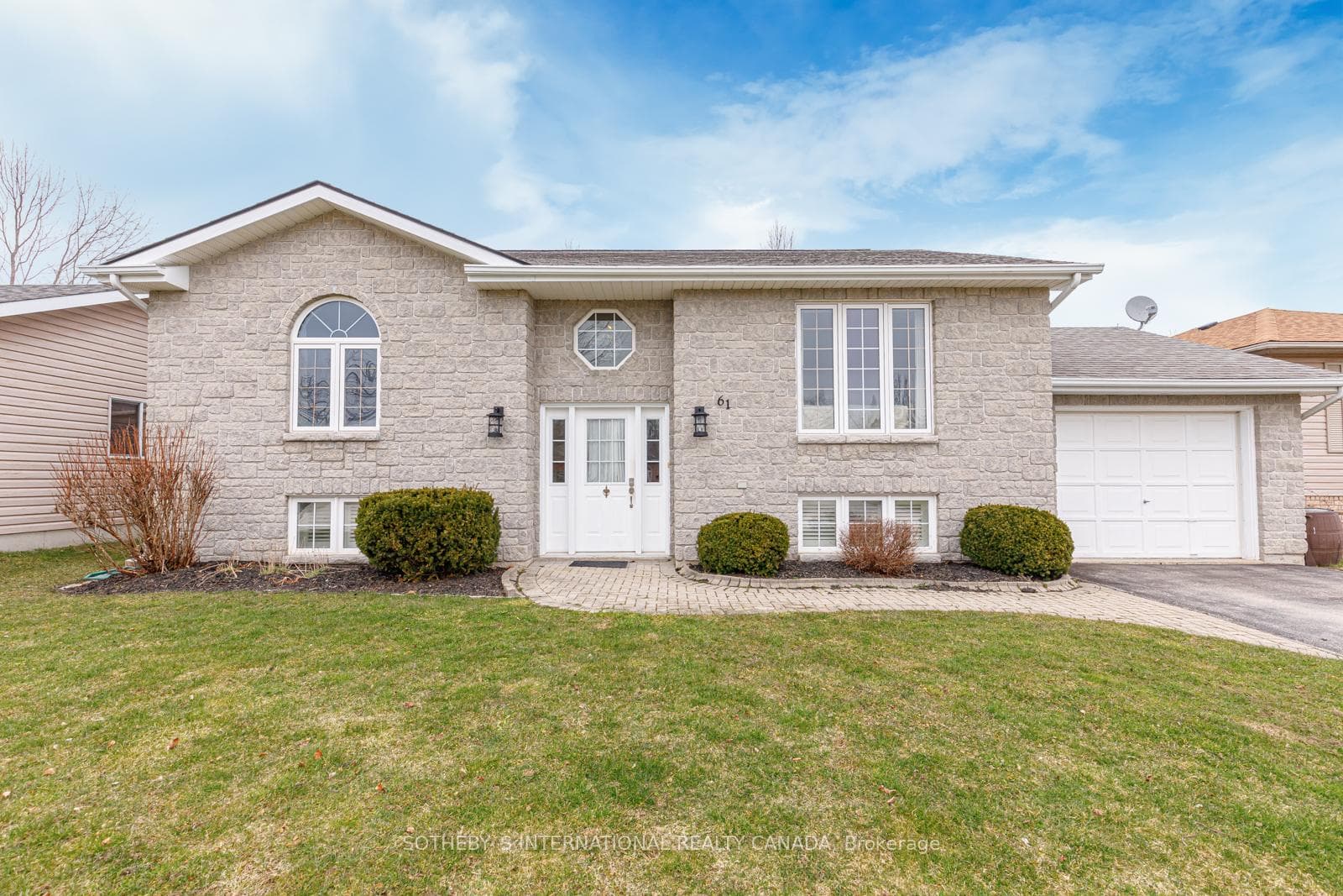 61 Country Crescent photo 1