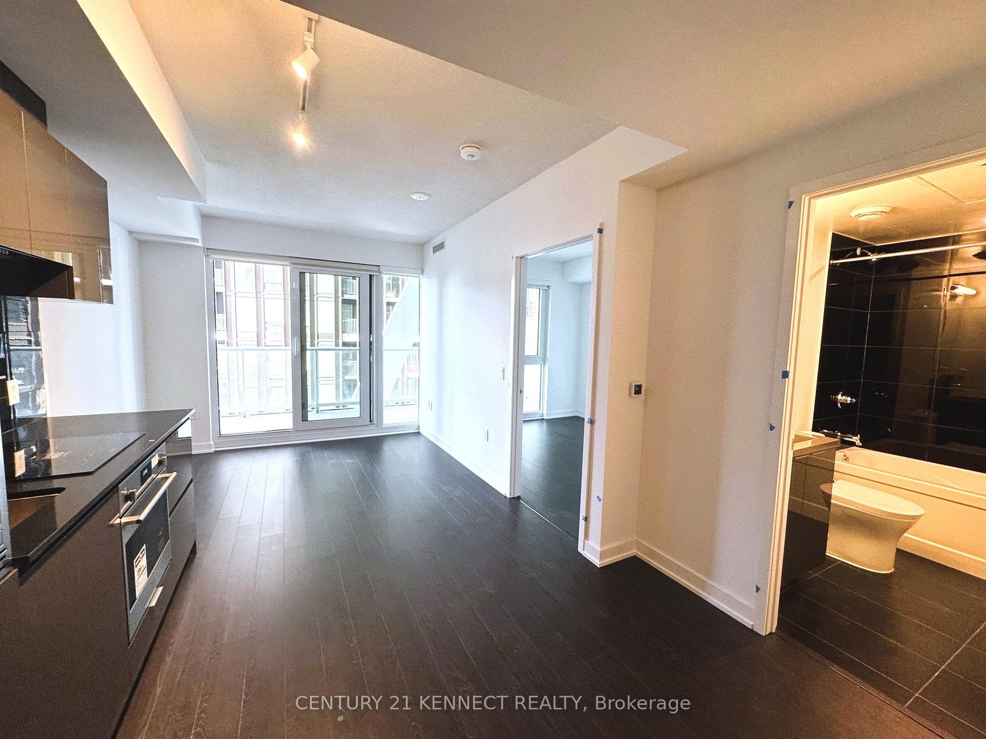 230 Simcoe Street Unit 1821 photo 9
