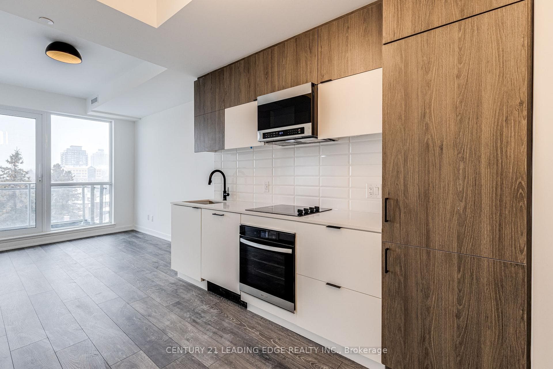 8888 YONGE Street Unit 413 photo 4
