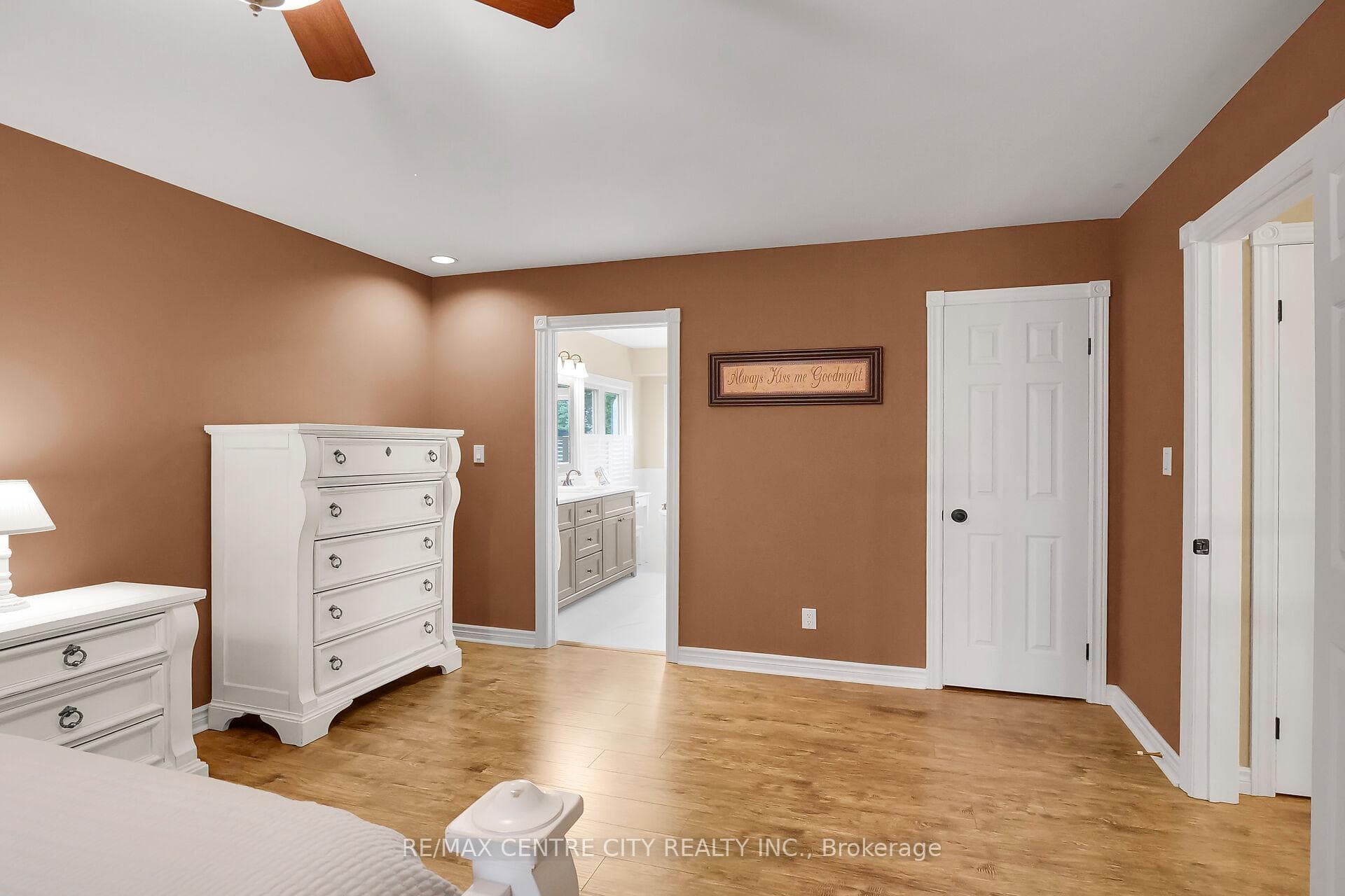 98 Robert Street photo 21