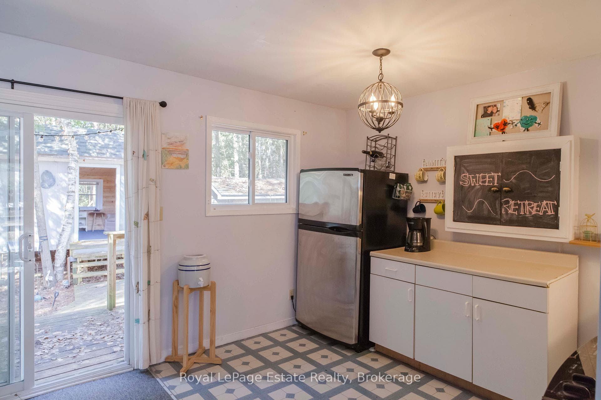 49 Thompson Avenue photo 24