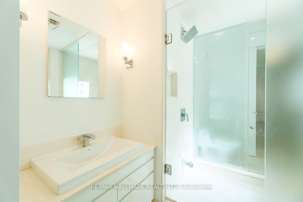 101 Pears Avenue photo 27