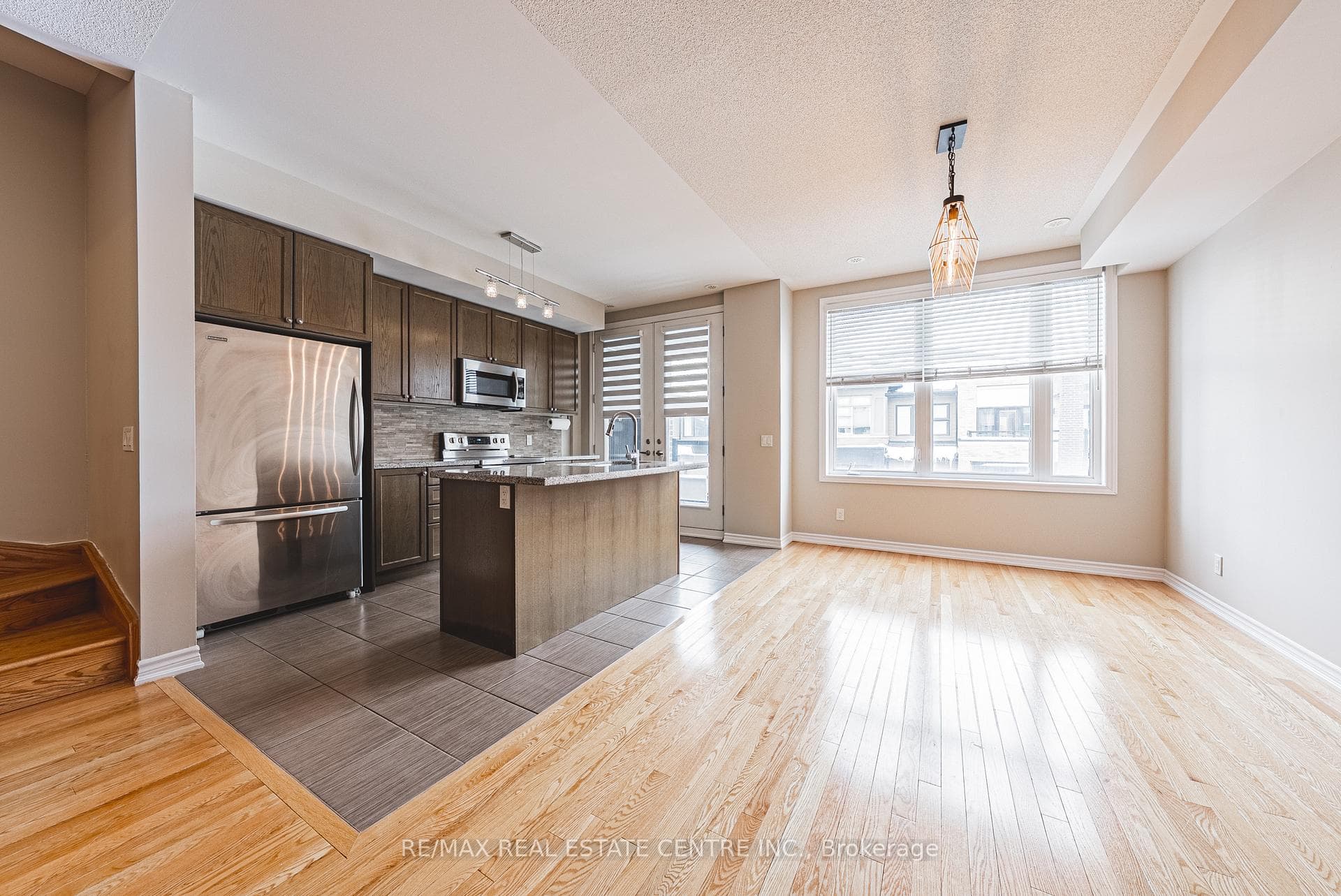 422 Athabasca Common photo 6