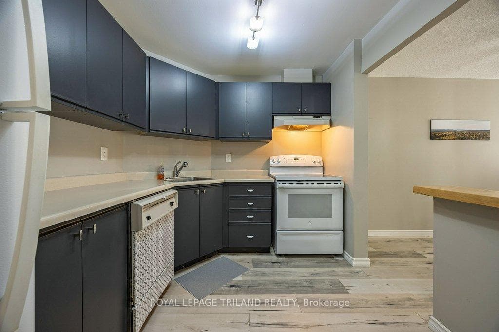 858 Commissioners Road Unit 902 photo 8