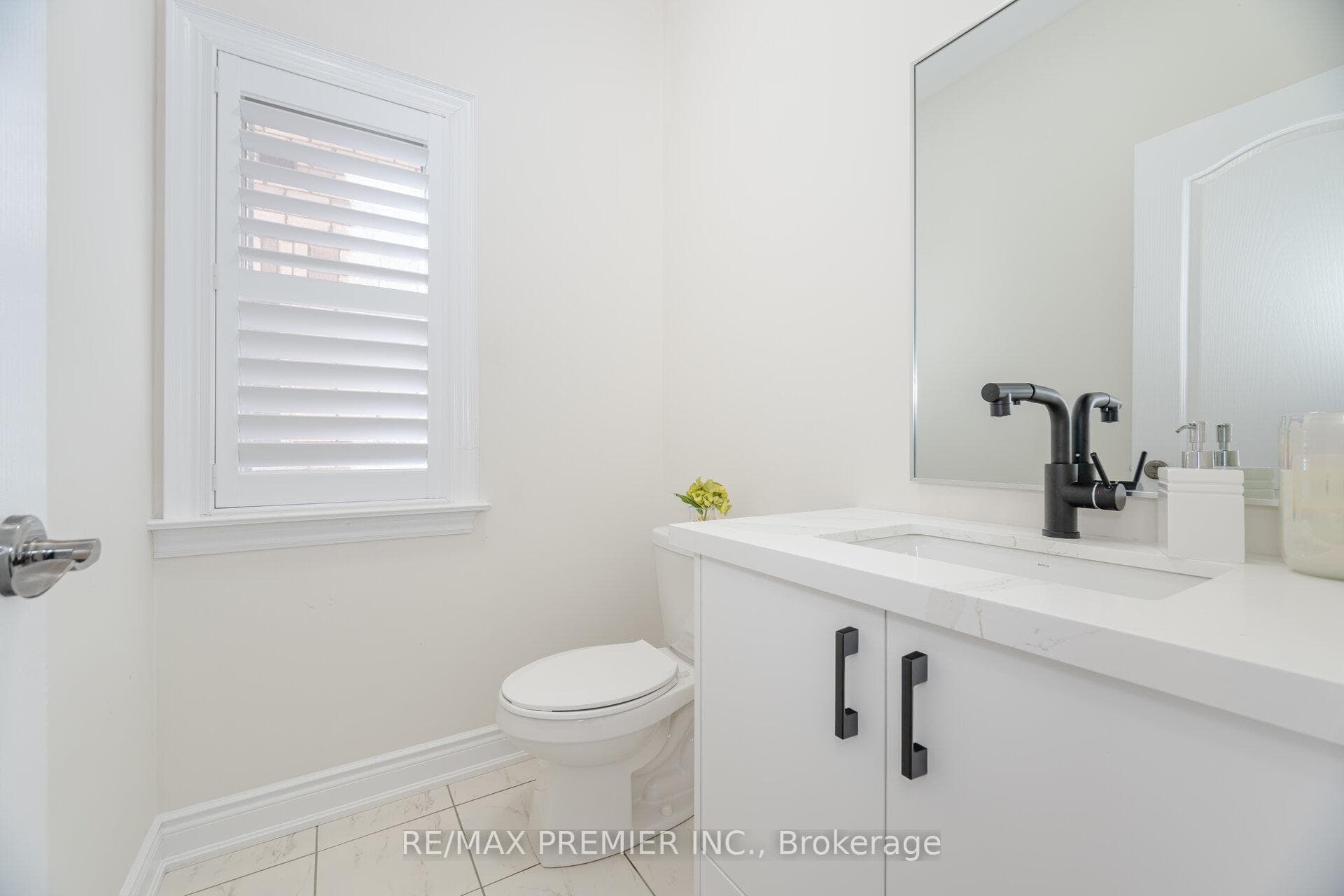 203 Sutherland Avenue photo 18