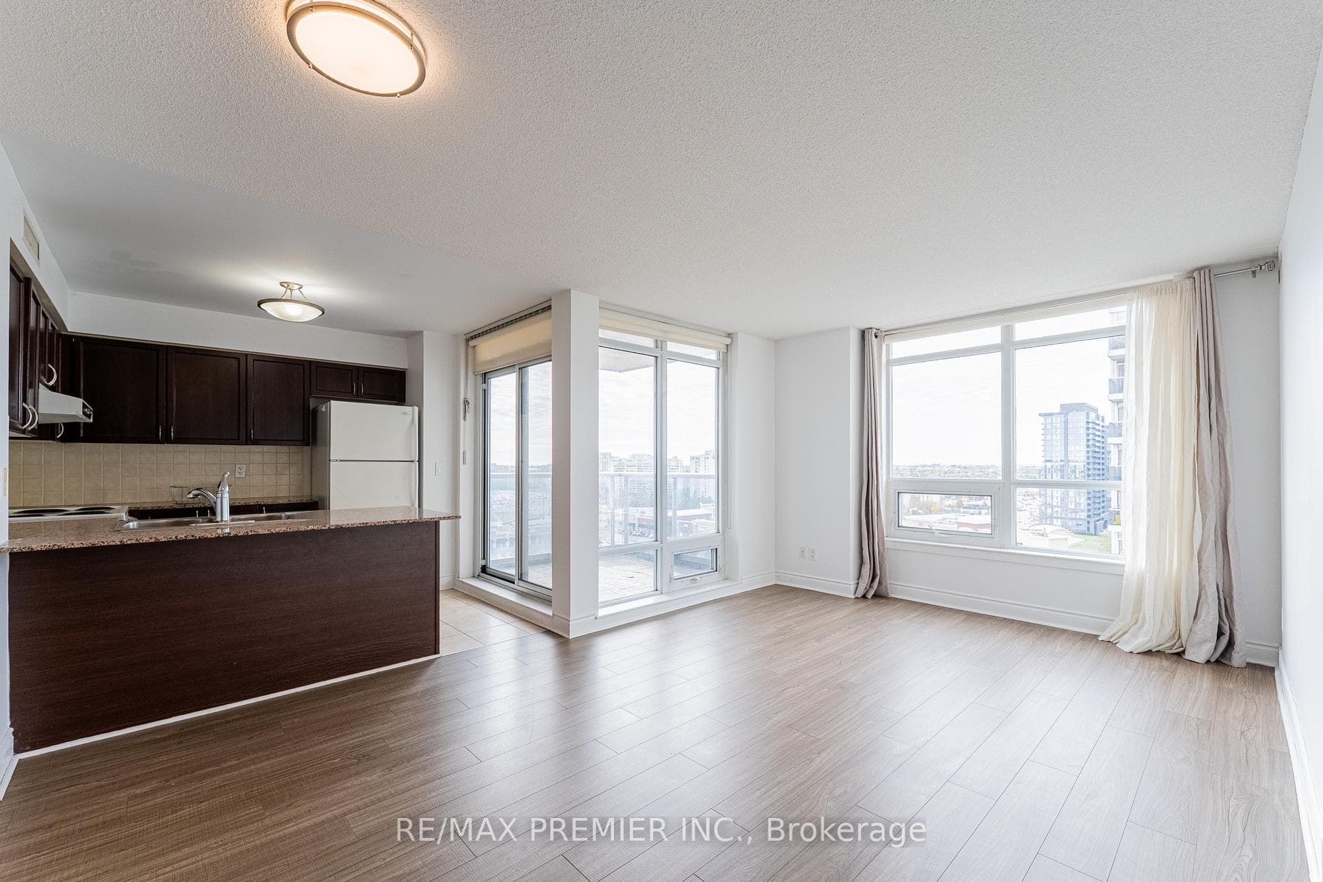 Sun-filled corner unit