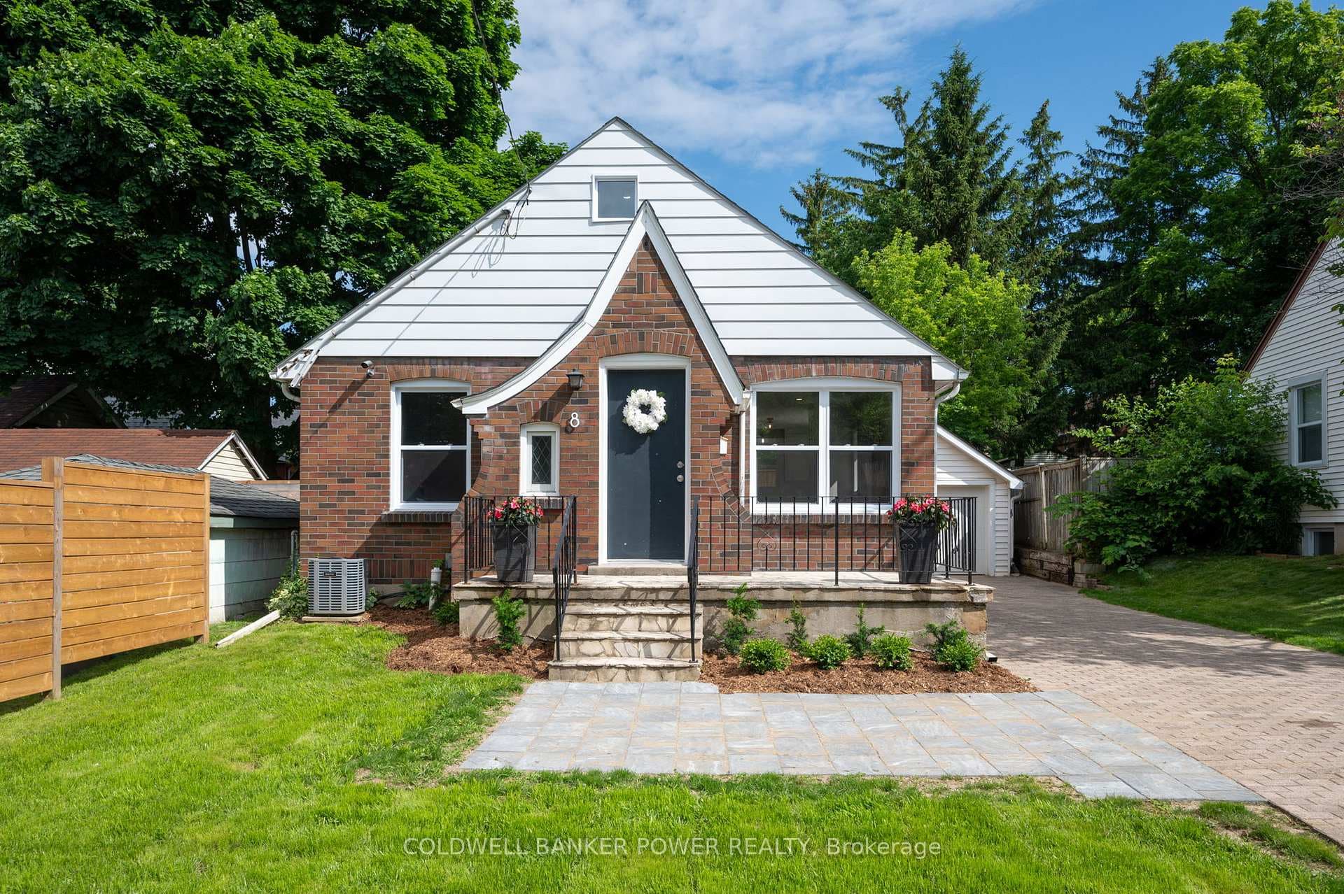 8 Eastman Avenue photo 2