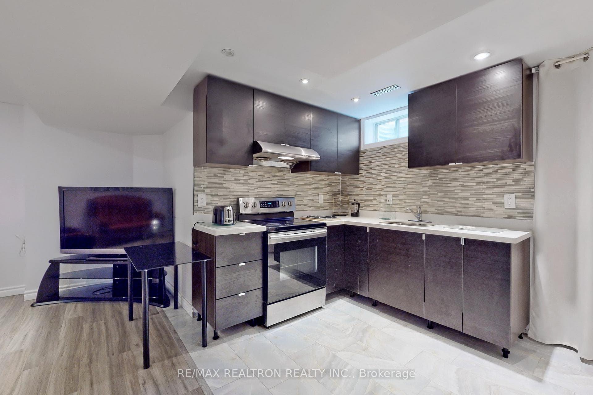 32 Subrisco Avenue Unit Bsmt photo 3