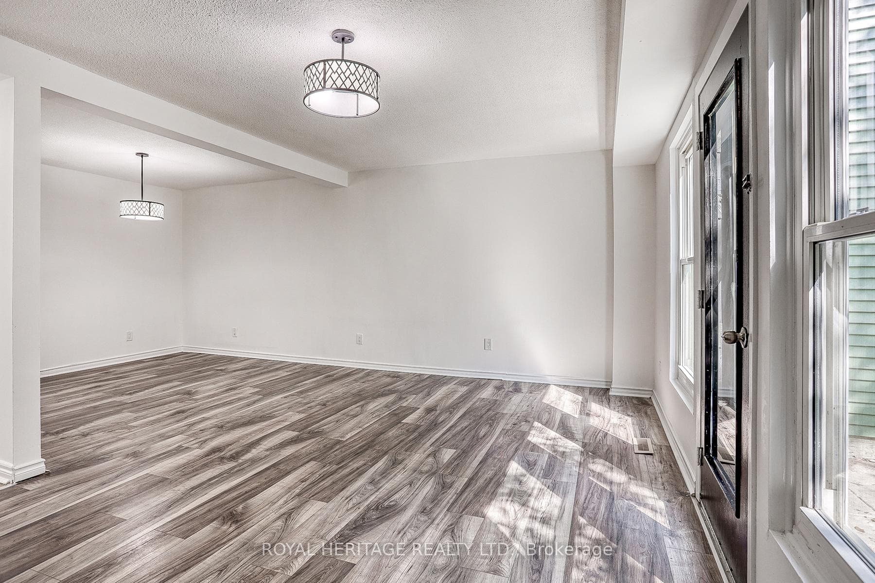 1403 Fenelon Crescent photo 13