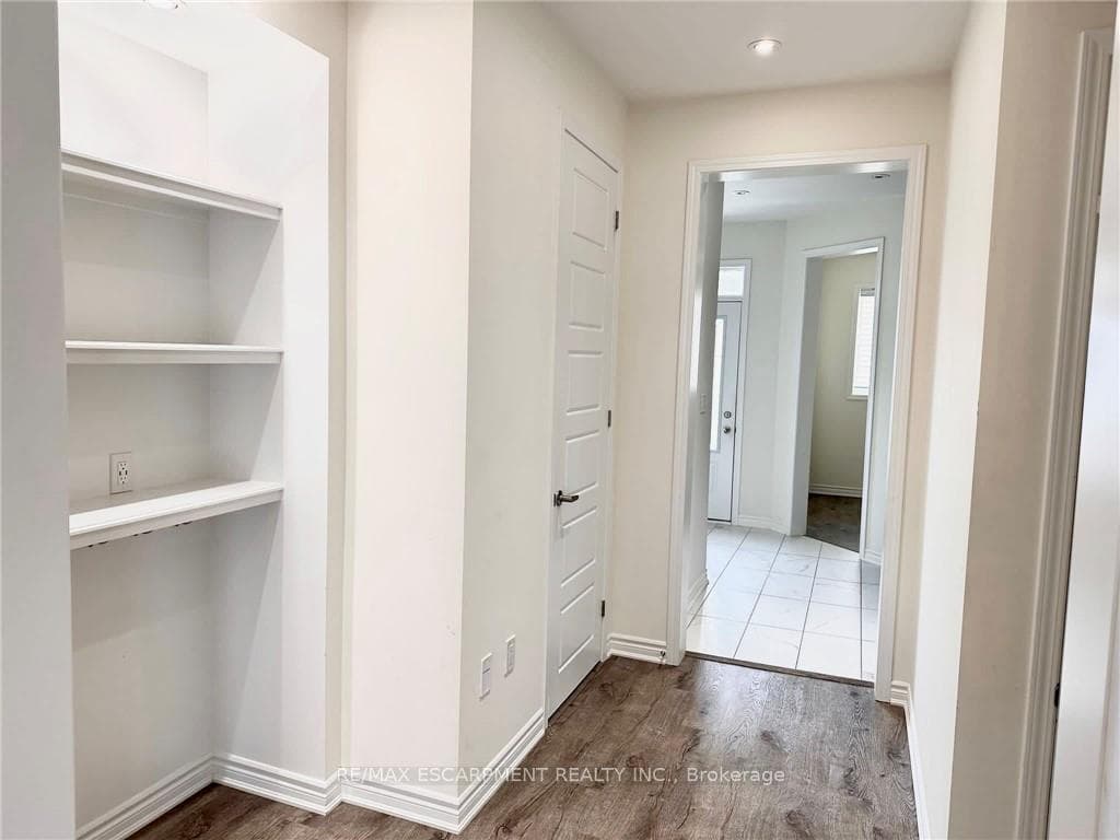 1364 Sycamore Gardens photo 9