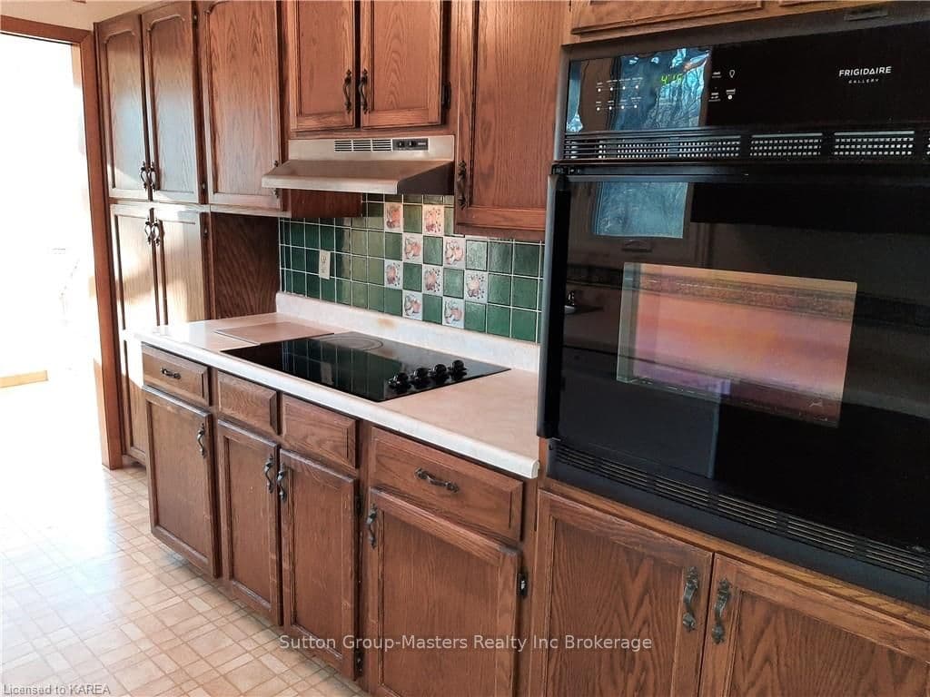 Kitchen Wall Oven and Cooktop